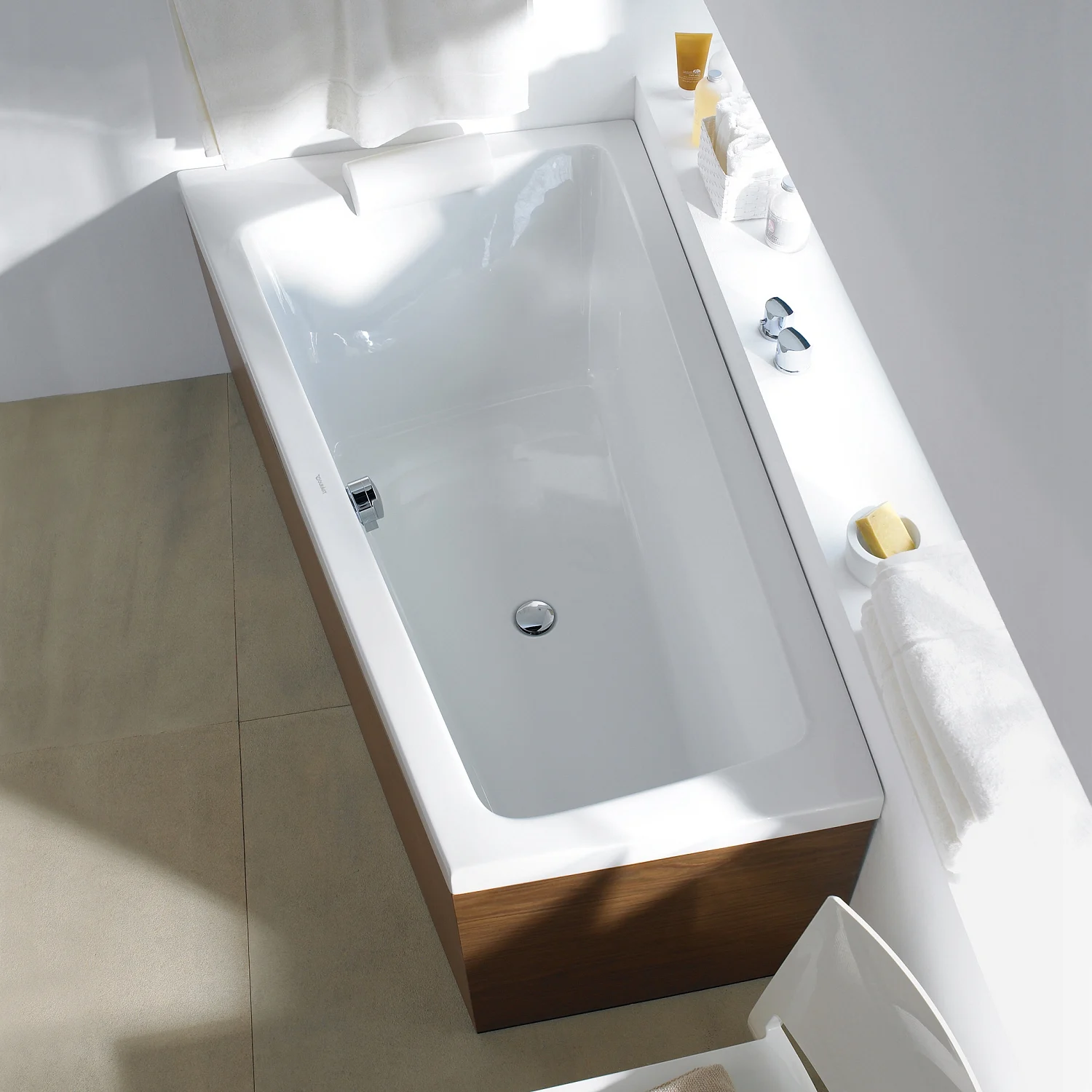 Biała wanna z drewnianą obudową z góry, Duravit