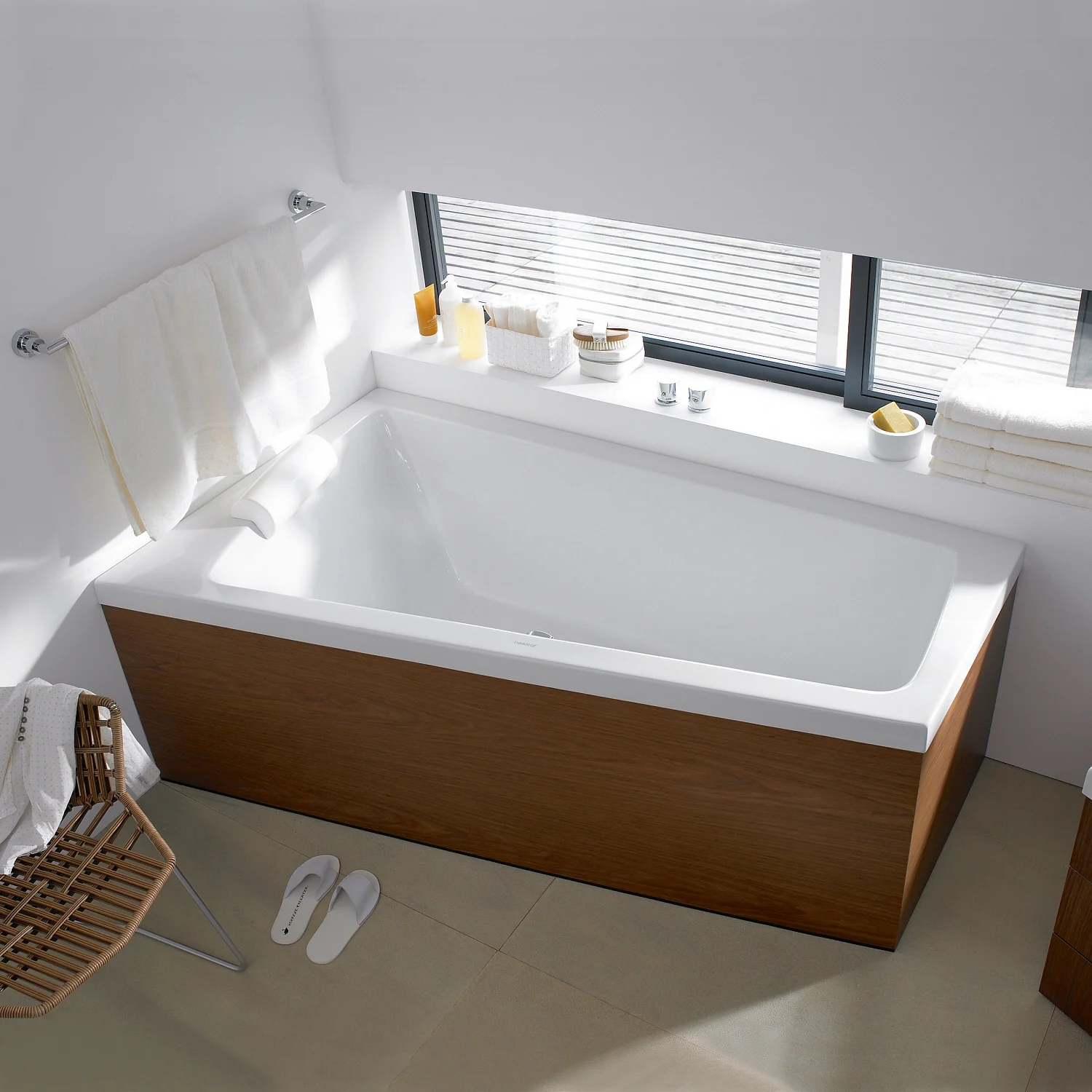 Wanna z drewnianą obudową w nowoczesnej łazience, Duravit