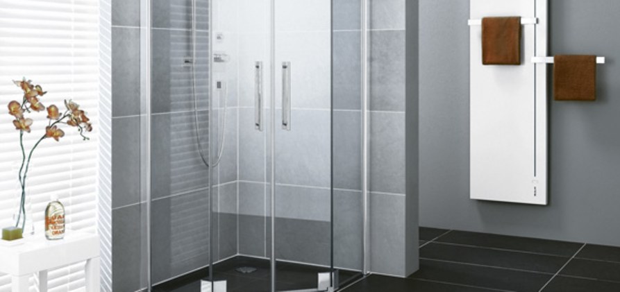 F&uuml;nfeck-Duschkabine (Pendelt&uuml;ren mit Festfeldern) f&uuml;r gleichschenklige Wannen