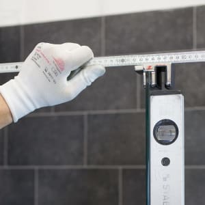 HÜPPE Aufmaß und Montage für 3-seitig freistehende Lösungen