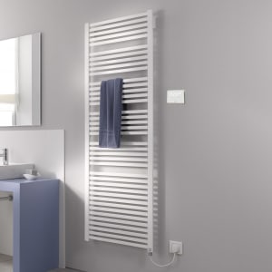 Kermi Geneo quadris-E Badheizkörper 44,7 x 3,2 x 81,4 cm inkl. Elektro-Set WRS rechts