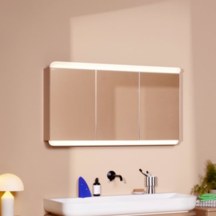 burgbad b:me Spiegelschrank mit LED-Beleuchtung, 120 cm, 3 Spiegeltüren, Doppeltür links