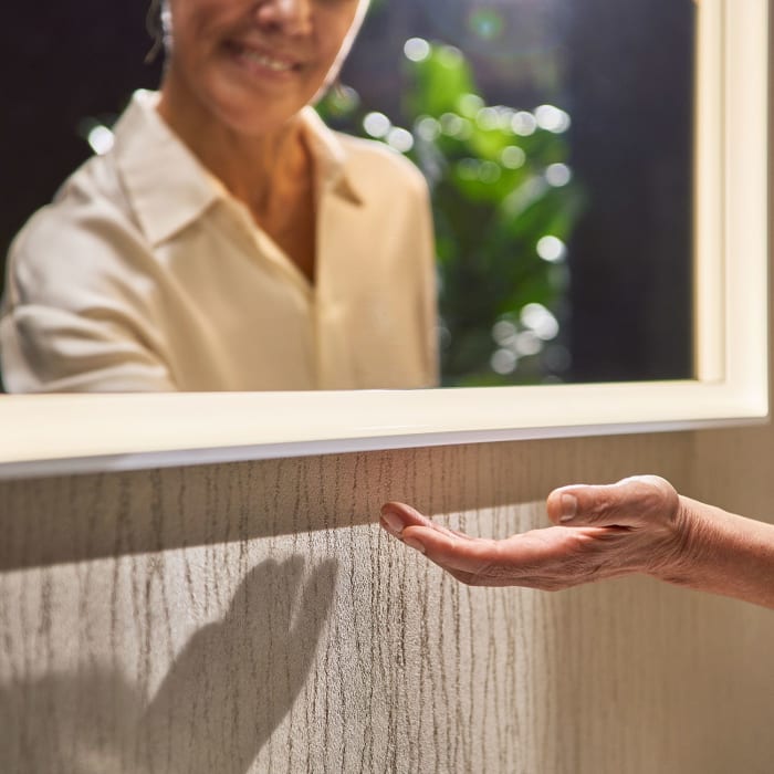 hansgrohe Xarita E Badspiegel in Mattweiß 120 x 70 cm mit Infrarot-Sensor