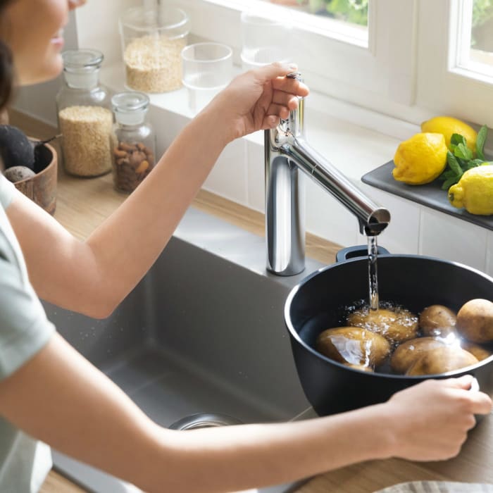 hansgrohe Zesis M33 Einhebel-Küchenarmatur 160, Ausziehbrause, 2 Strahlarten, Schlauchbox (sBox) lite