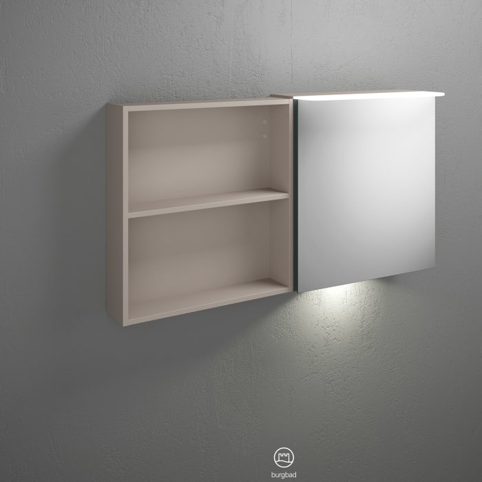 burgbad Badu Spiegelschrank mit LED-Aufsatzleuchte 120 cm, 1 Spiegeltür rechts, 1 Regal links inkl. LED-Waschtischbeleuchtung