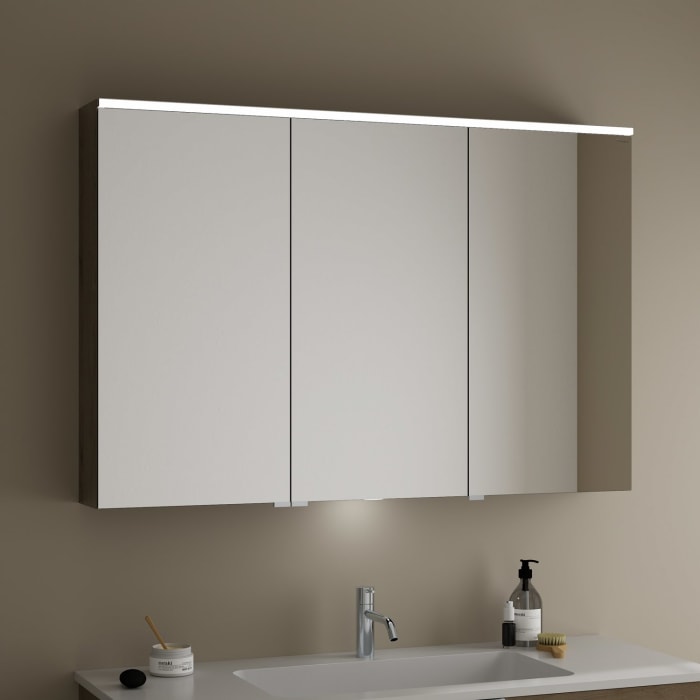 burgbad Eqio Spiegelschrank mit LED-Aufsatzleuchte und LED-Waschtischbeleuchtung 120 cm Links