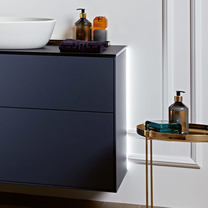 Villeroy & Boch Finion Waschtischunterschrank 100 cm mit Regalelement links, Abdeckplatte, Wandbeleuchtung