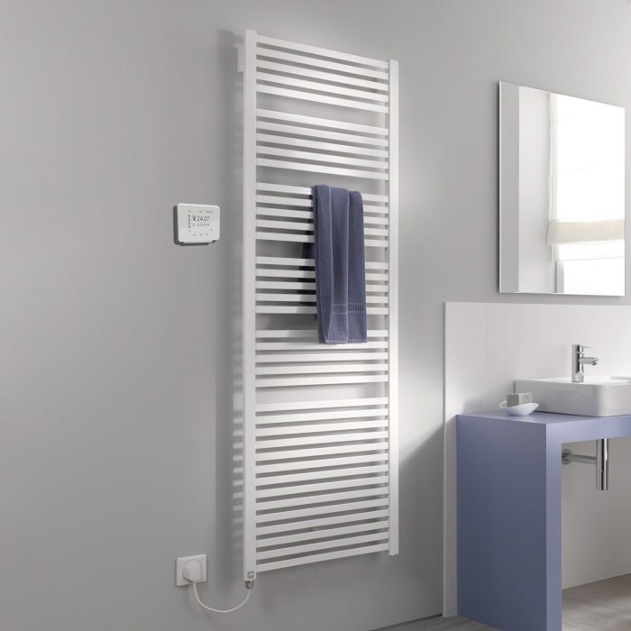 Kermi Geneo quadris-E Badheizkörper 44,7 x 3,2 x 81,4 cm inkl. Elektro-Set WRX links