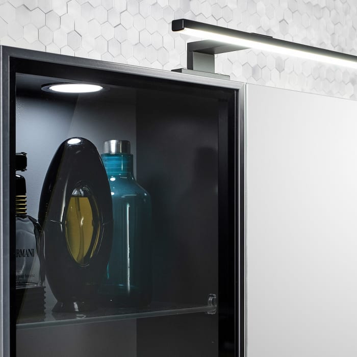 Pelipal Balto Spiegelschrank 150 x 17 x 70,3 cm mit 1 Vitrine mittig, 4 Drehtüren, 2 LED Aufsatzleuchten in schwarz matt, Waschplatzbeleuchtung