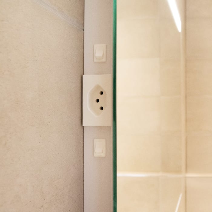 Schneider ARANGA LED Lichtspiegel ARA/SP 60/LED/SH/SD 61,5 x 70 cm LED 4000 K mit Spiegelheizung und Steckdose