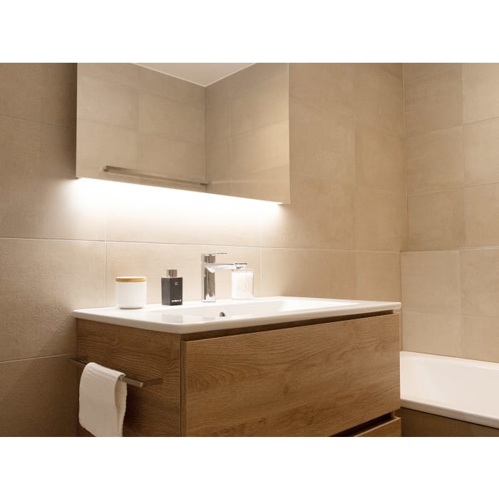 Schneider ARANGA LED Lichtspiegel ARA/SP 80/LED/SH/SD 81,5 x 70 cm LED 4000 K mit Spiegelheizung und Steckdose