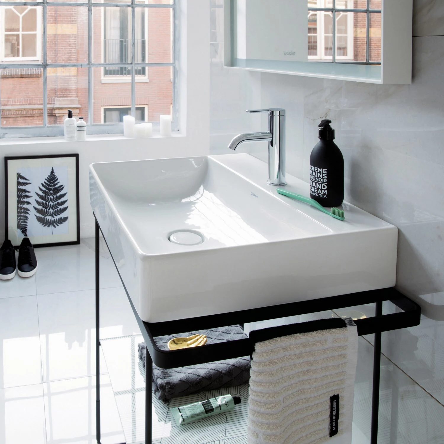 Umywalka z baterią w nowoczesnej łazience, Duravit