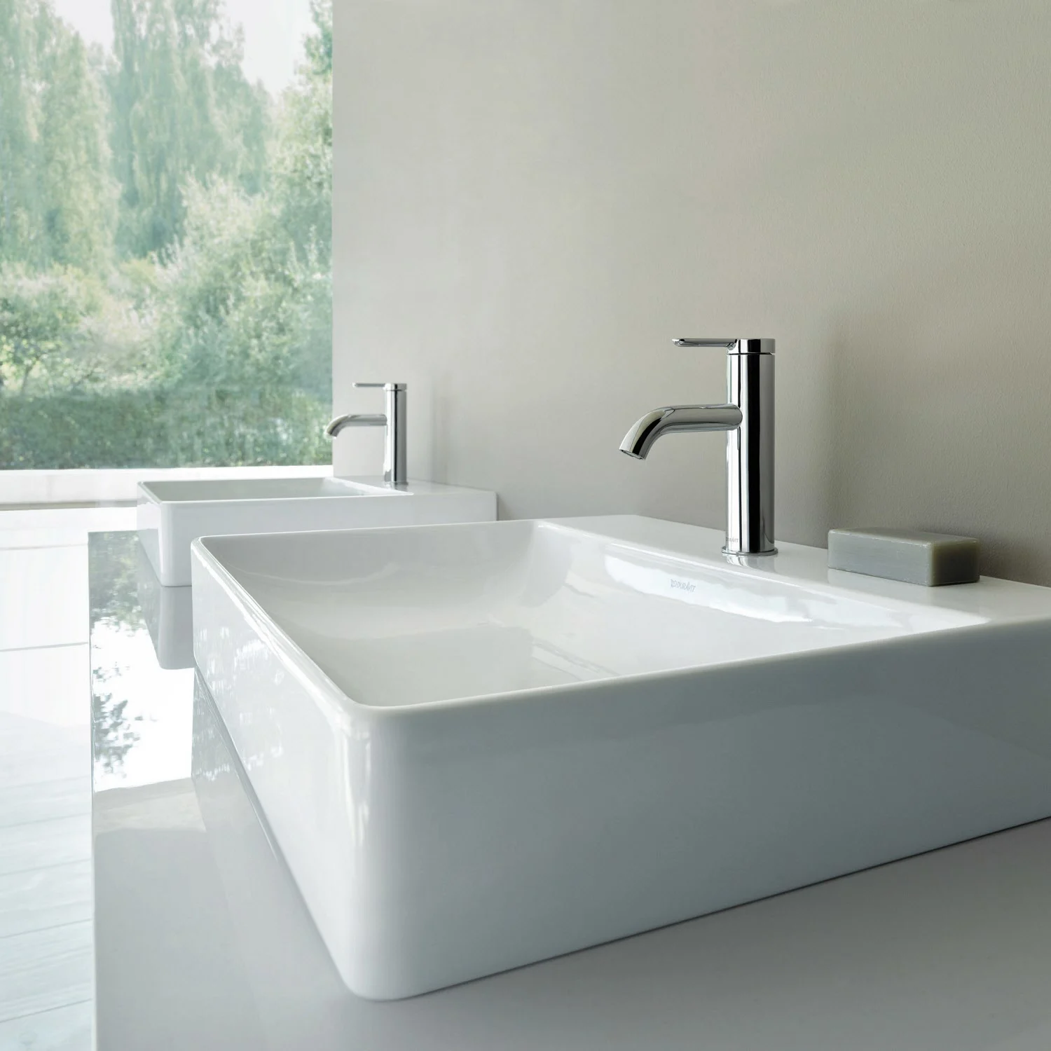 Dwie umywalki z bateriami w nowoczesnej łazience, Duravit