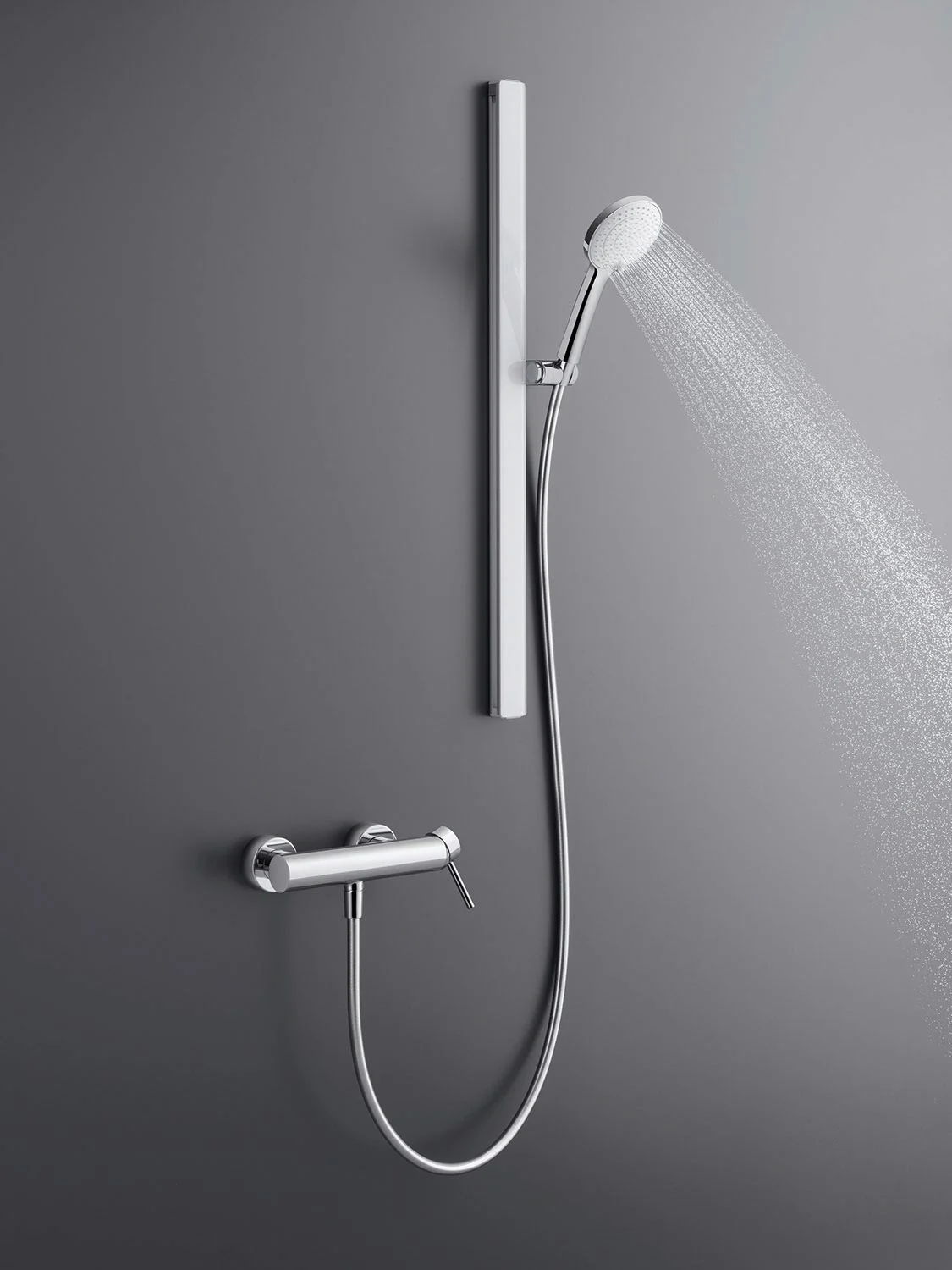 Chromowana bateria prysznicowa z bliska z strumieniem wody, Duravit