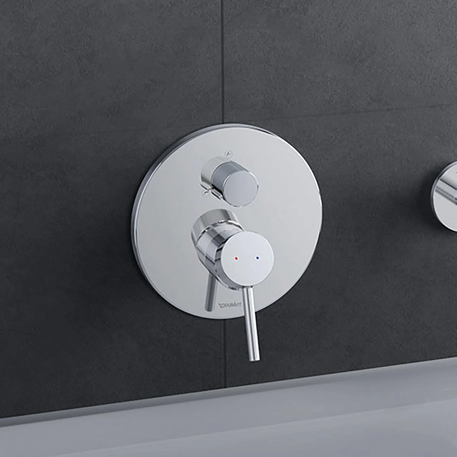 Chromowana bateria wannowa na ciemnej ścianie, Duravit