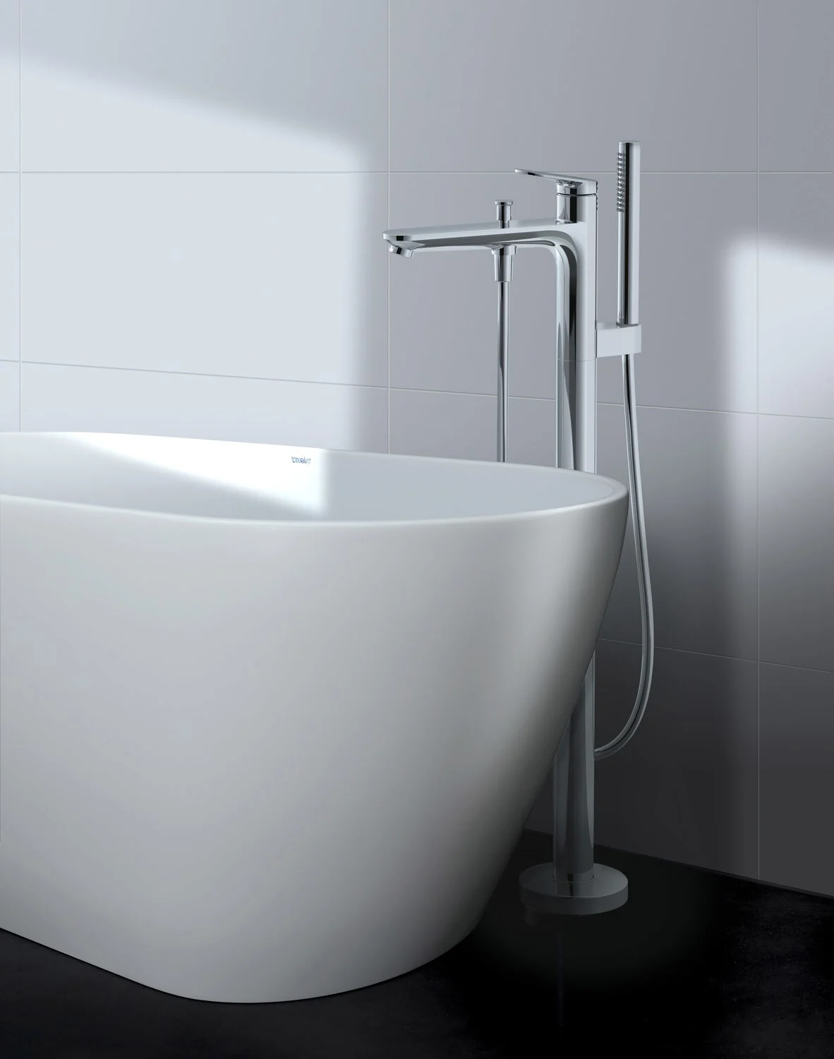 Chromowana bateria wannowa wolnostojąca obok wanny, Duravit