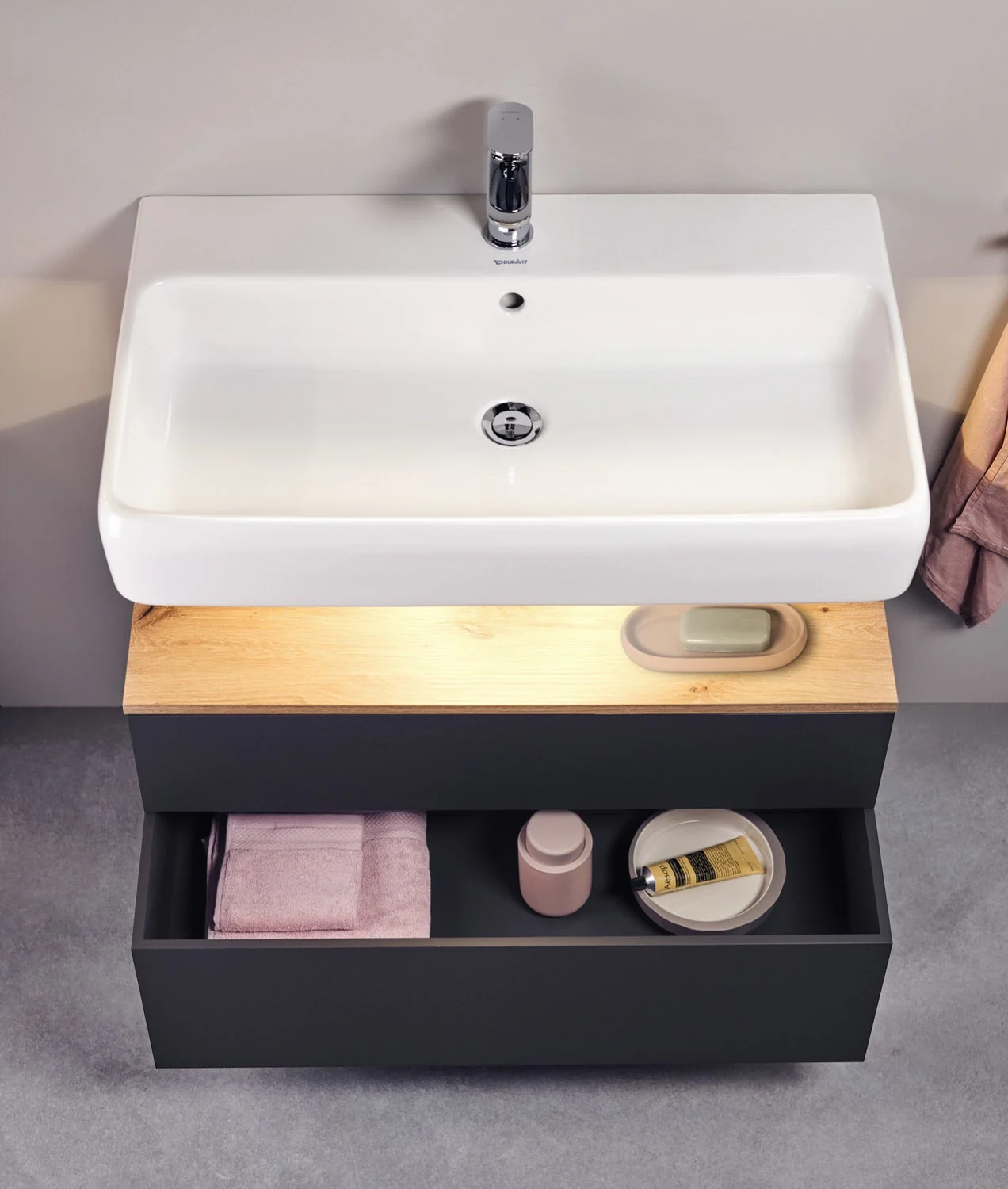 Umywalka z półką w nowoczesnej łazience, Duravit