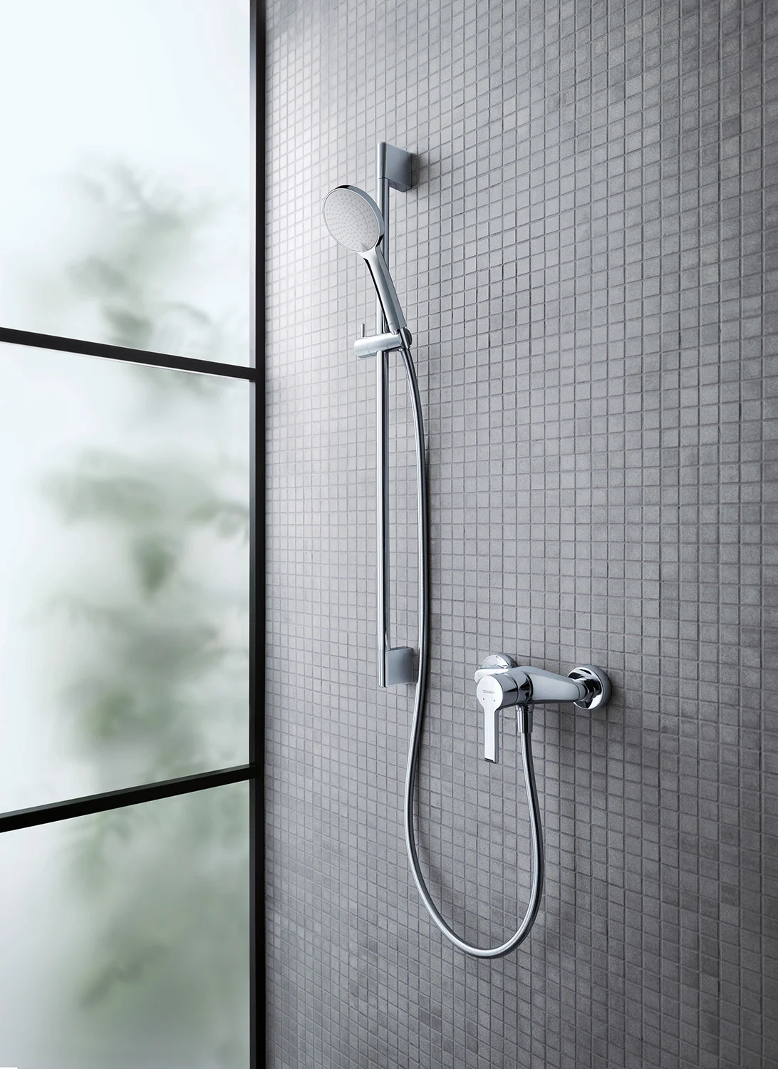 Zestaw prysznicowy zainstalowany w nowoczesnej łazience, Duravit