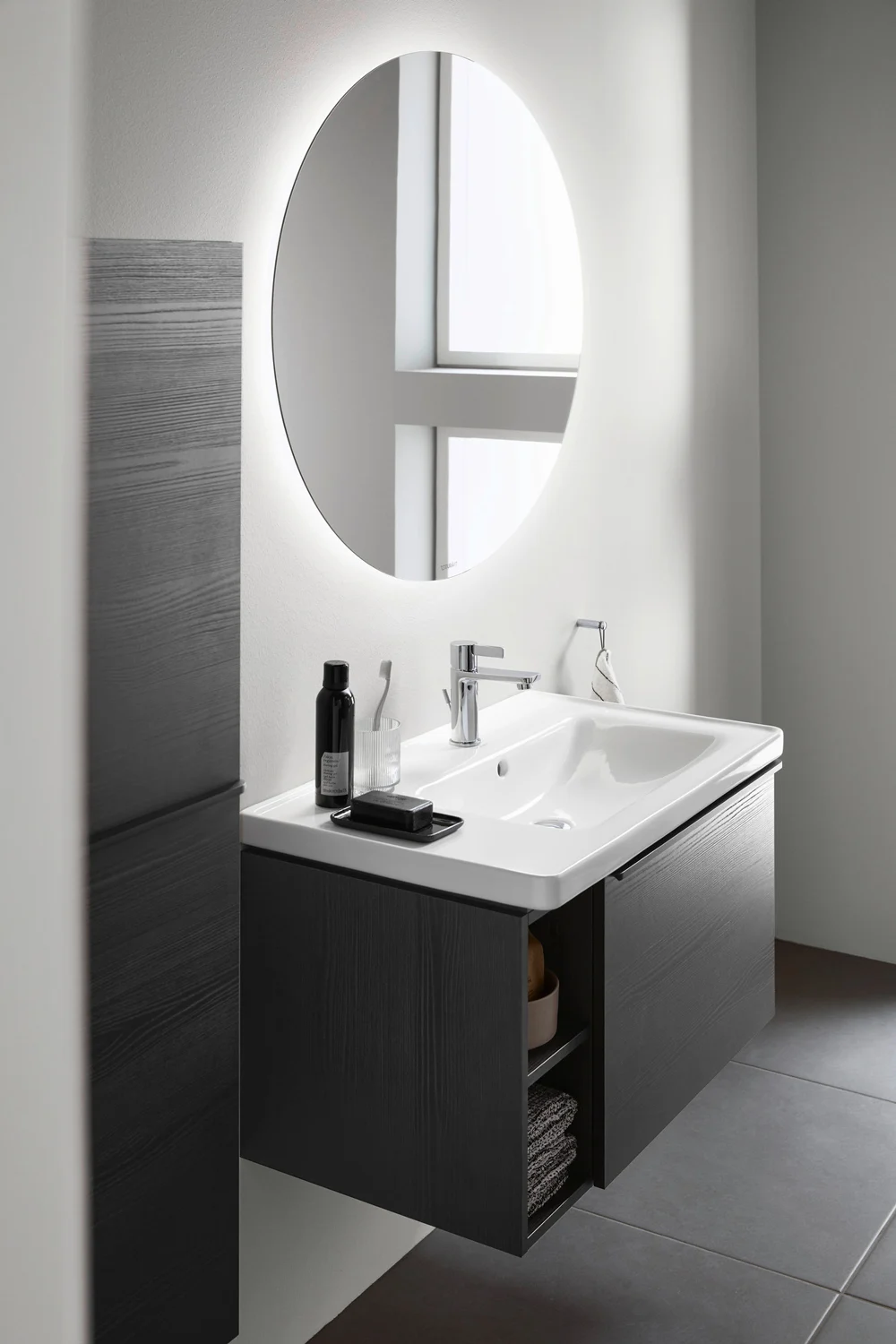 Meble łazienkowe z lustrem z bliska, Duravit