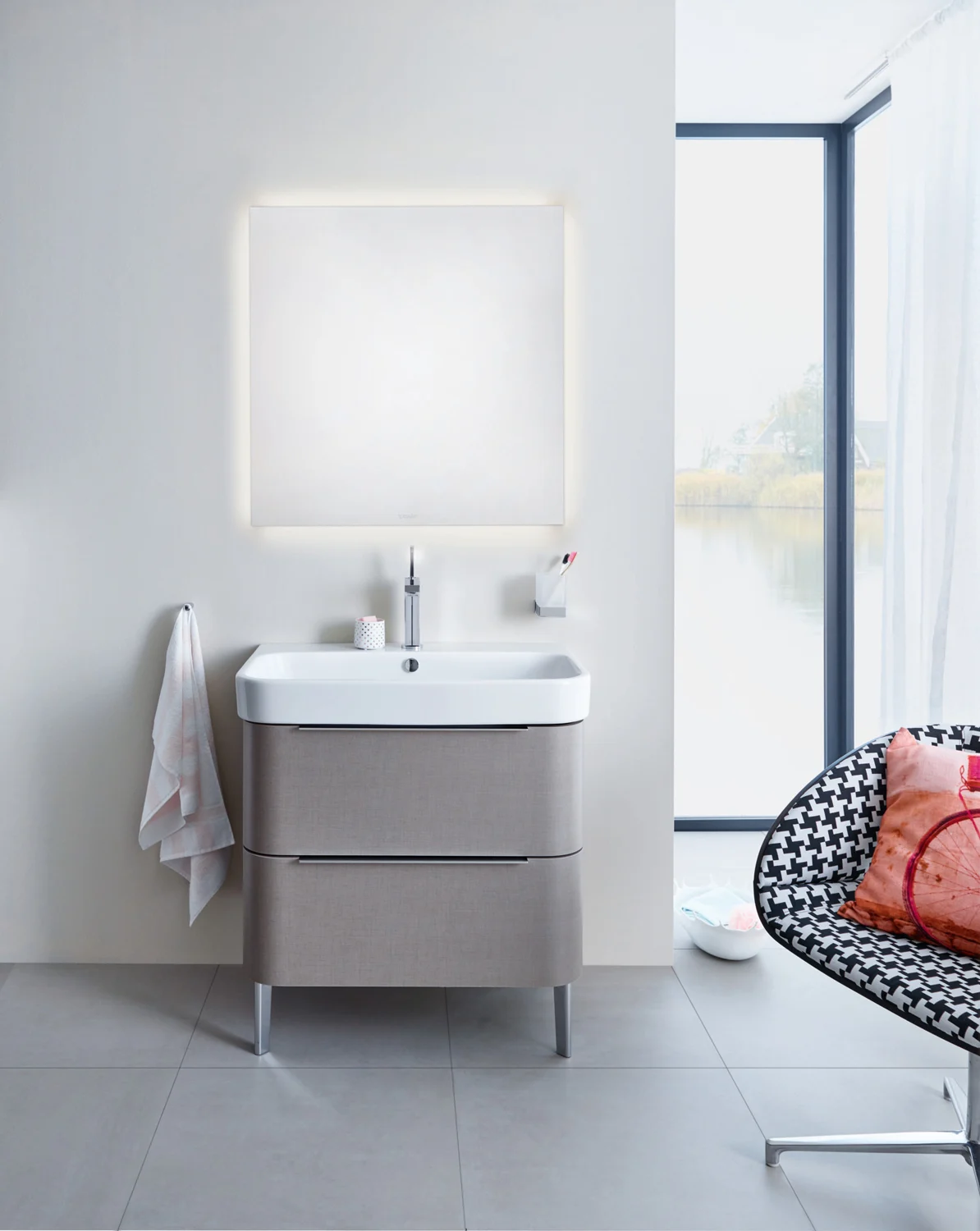 Łazienka z lustrem i umywalką, Duravit