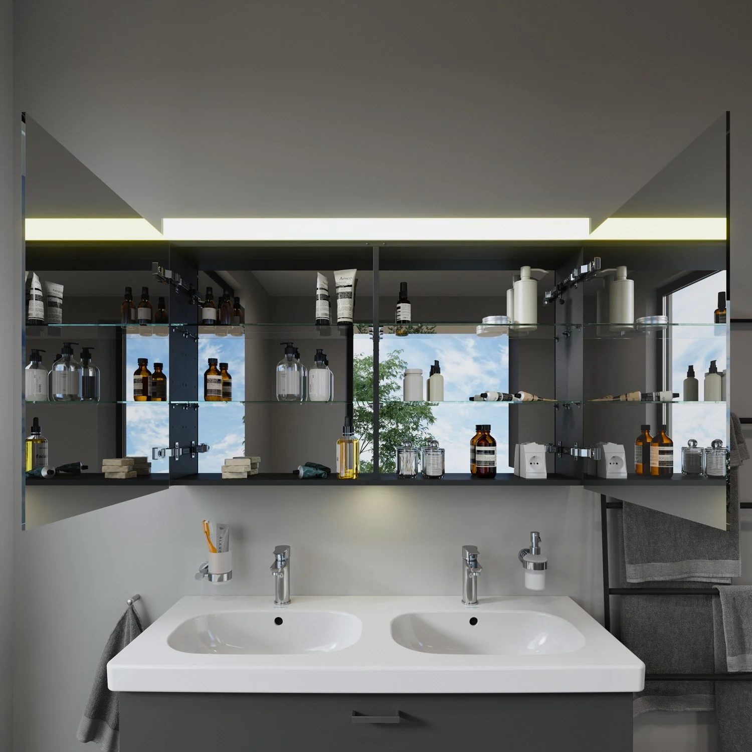 Otwarta szafka z lustrem z kosmetykami w łazience, Duravit