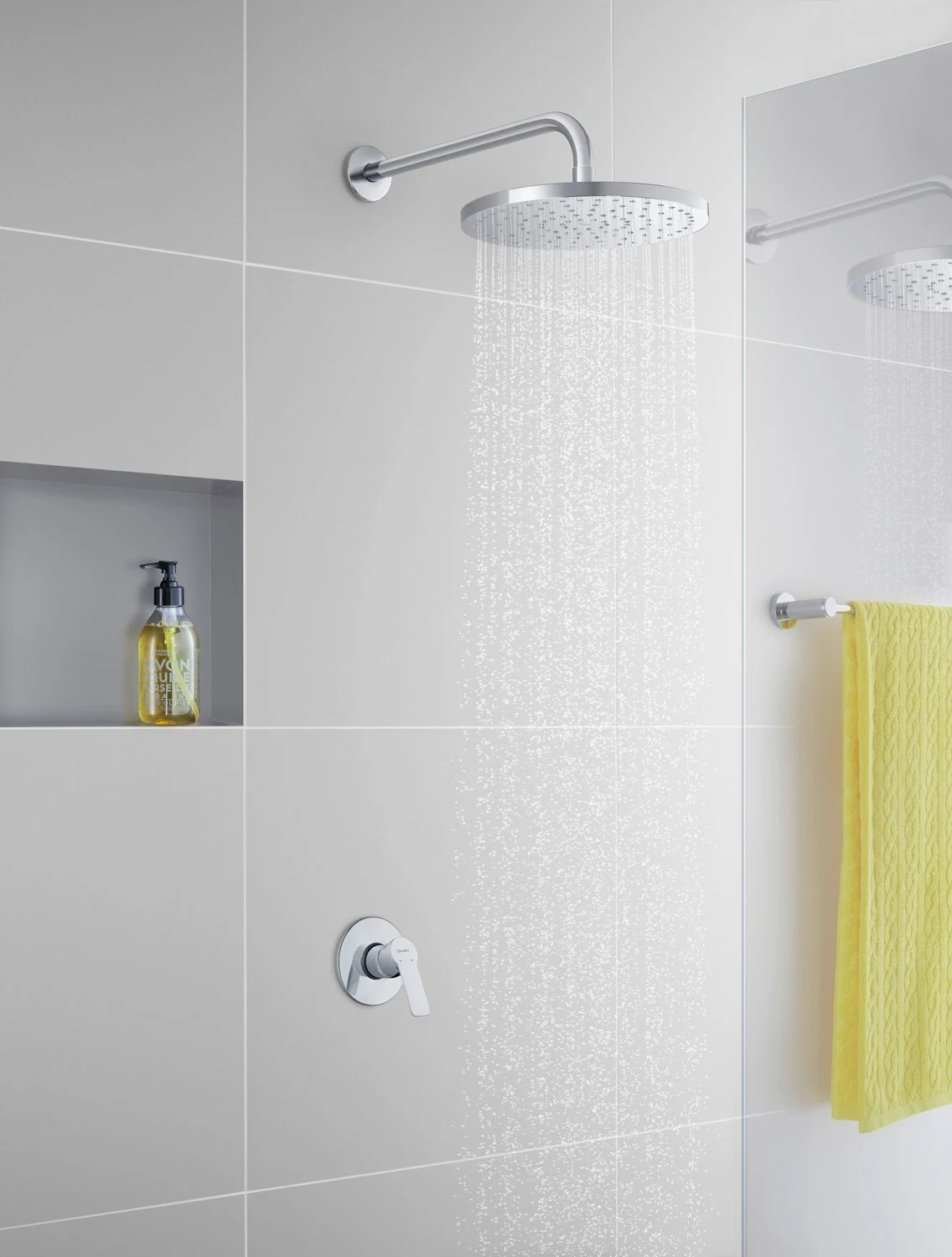 Głowica prysznicowa z strumieniem wody w nowoczesnej łazience, Duravit