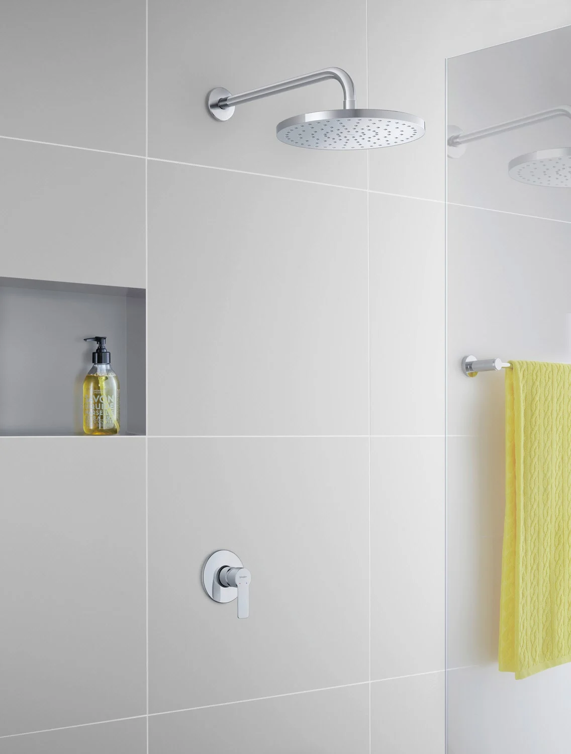 Chromowana armatura prysznicowa w nowoczesnej łazience, Duravit