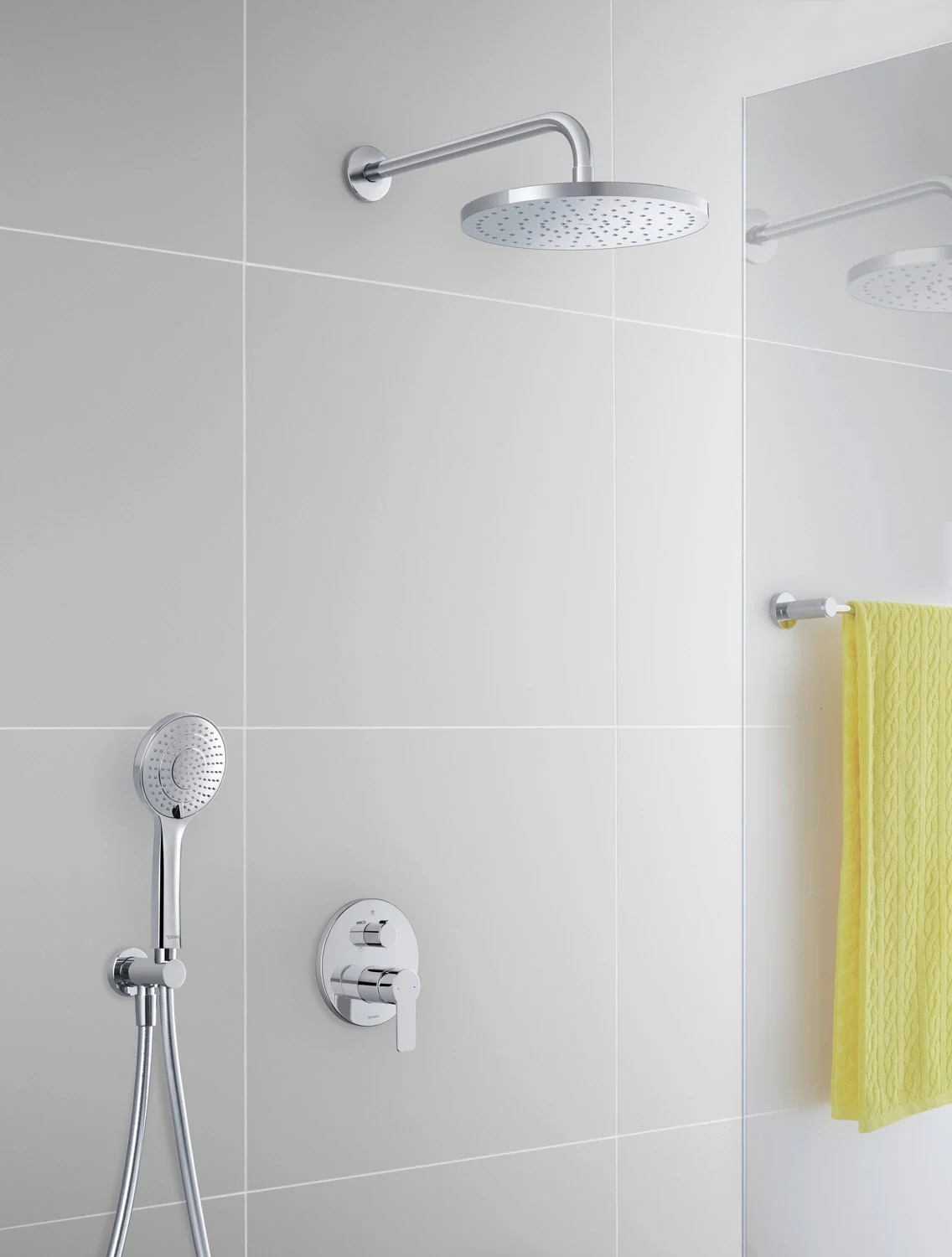 Chromowana armatura prysznicowa z deszczownicą na białej ścianie, Duravit