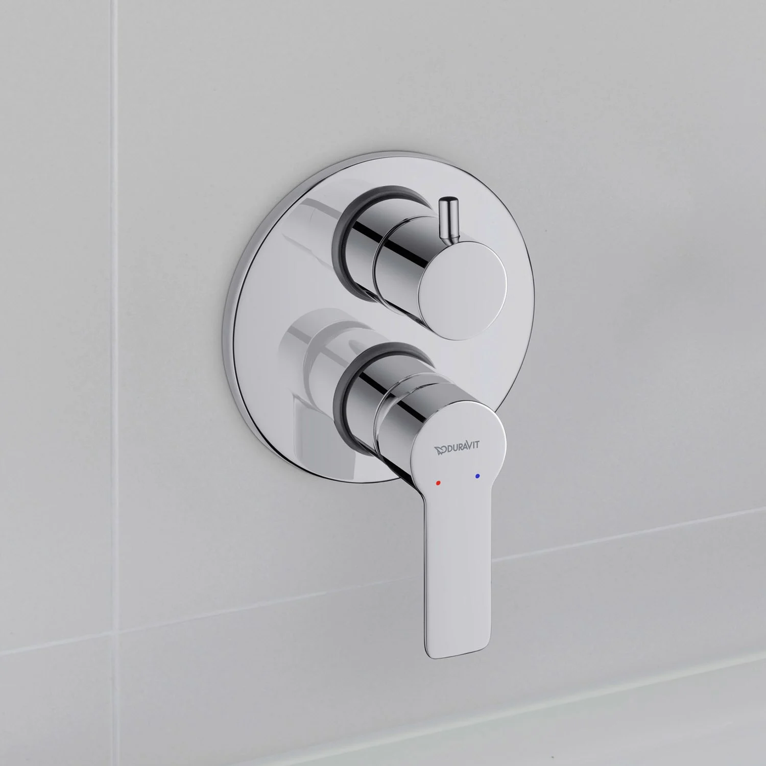 Chromowana bateria wannowa na szarym tle, Duravit