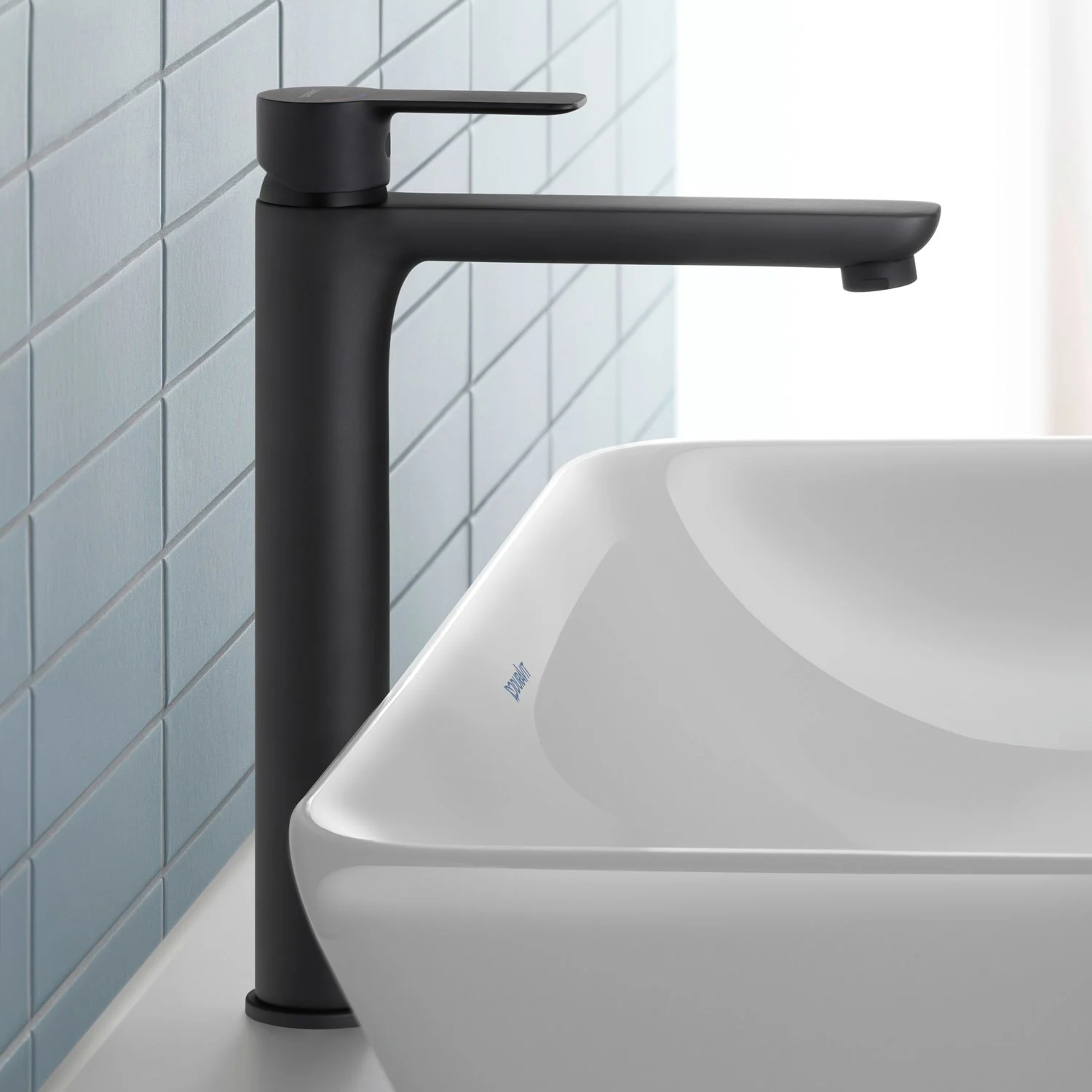 Czarna bateria obok białej umywalki, Duravit