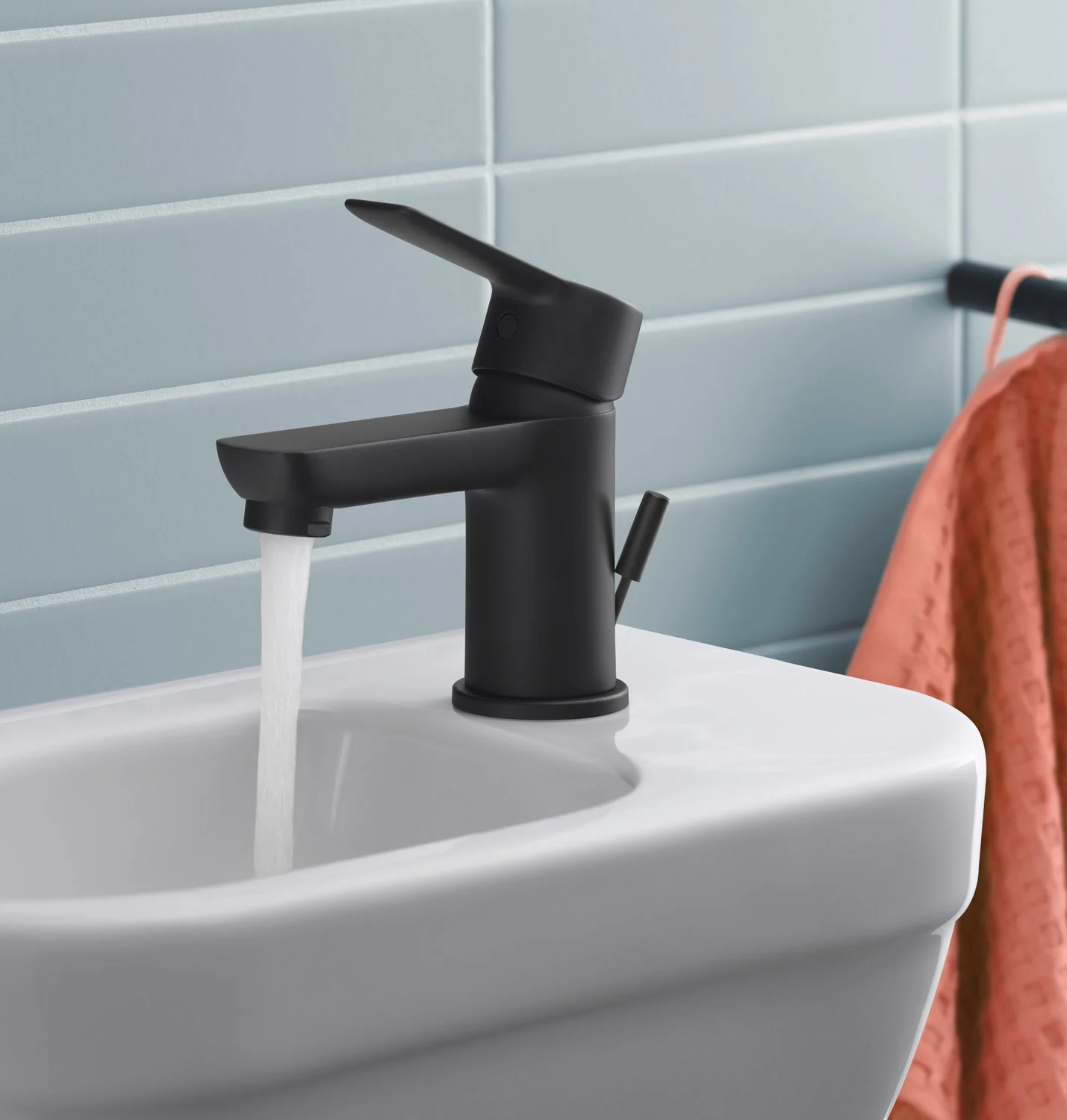Czarna bateria umywalkowa z wodą w łazience, Duravit