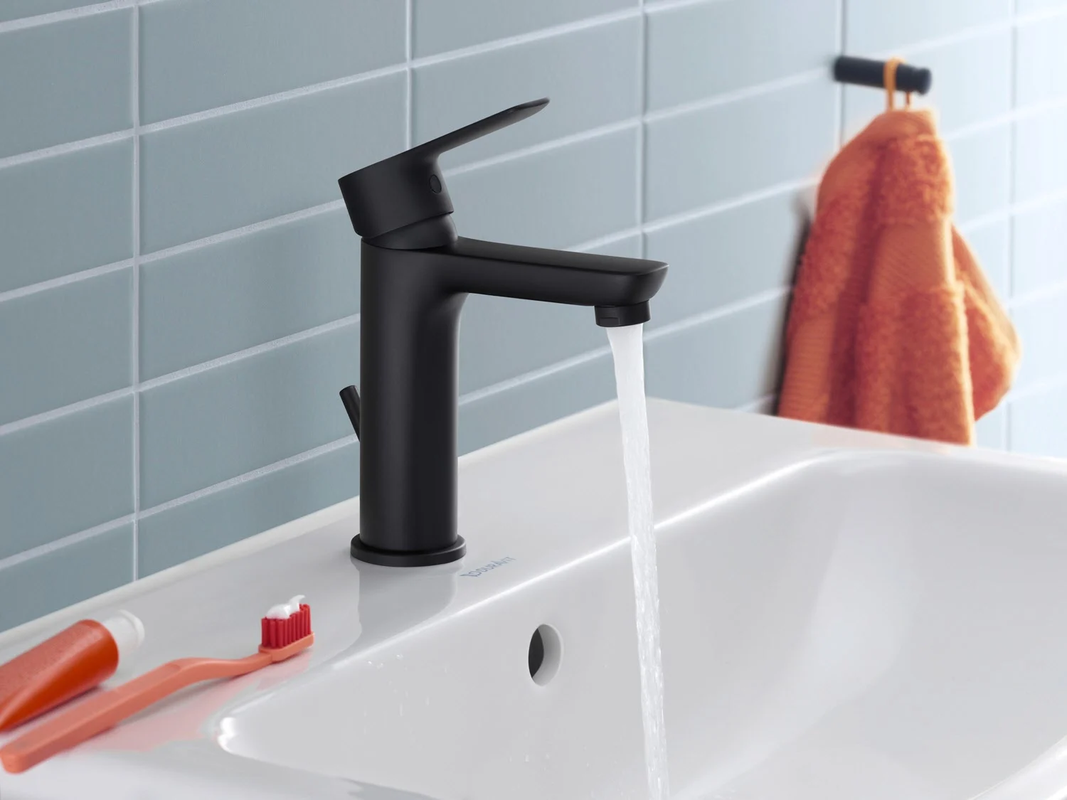 Czarna bateria na białej umywalce, Duravit