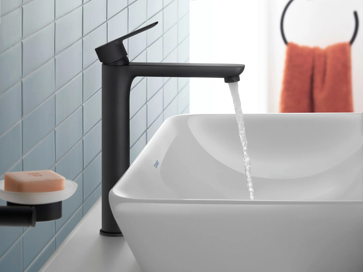 Czarna bateria umywalkowa z strumieniem wody na umywalce, Duravit