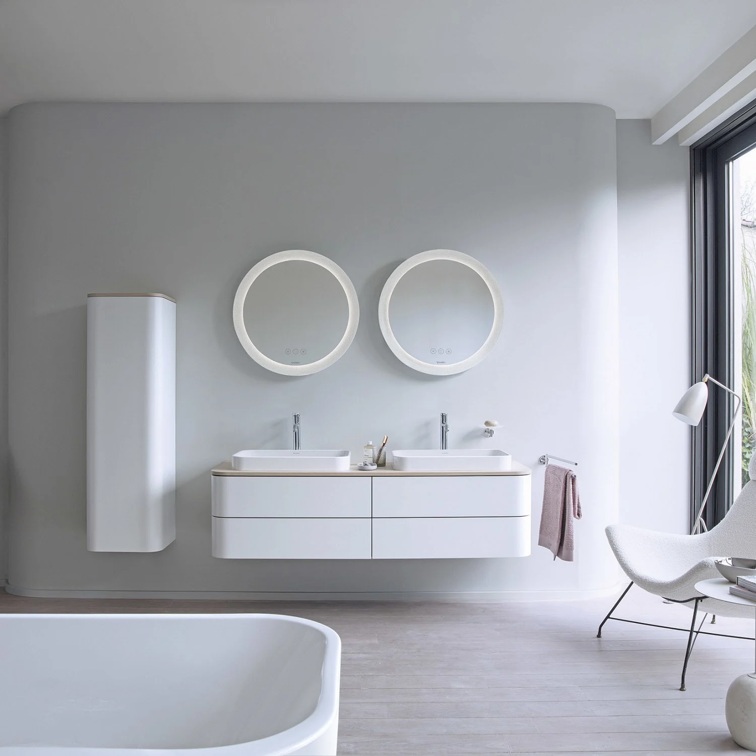 Łazienka z podwójną umywalką i okrągłymi lustrami, Duravit