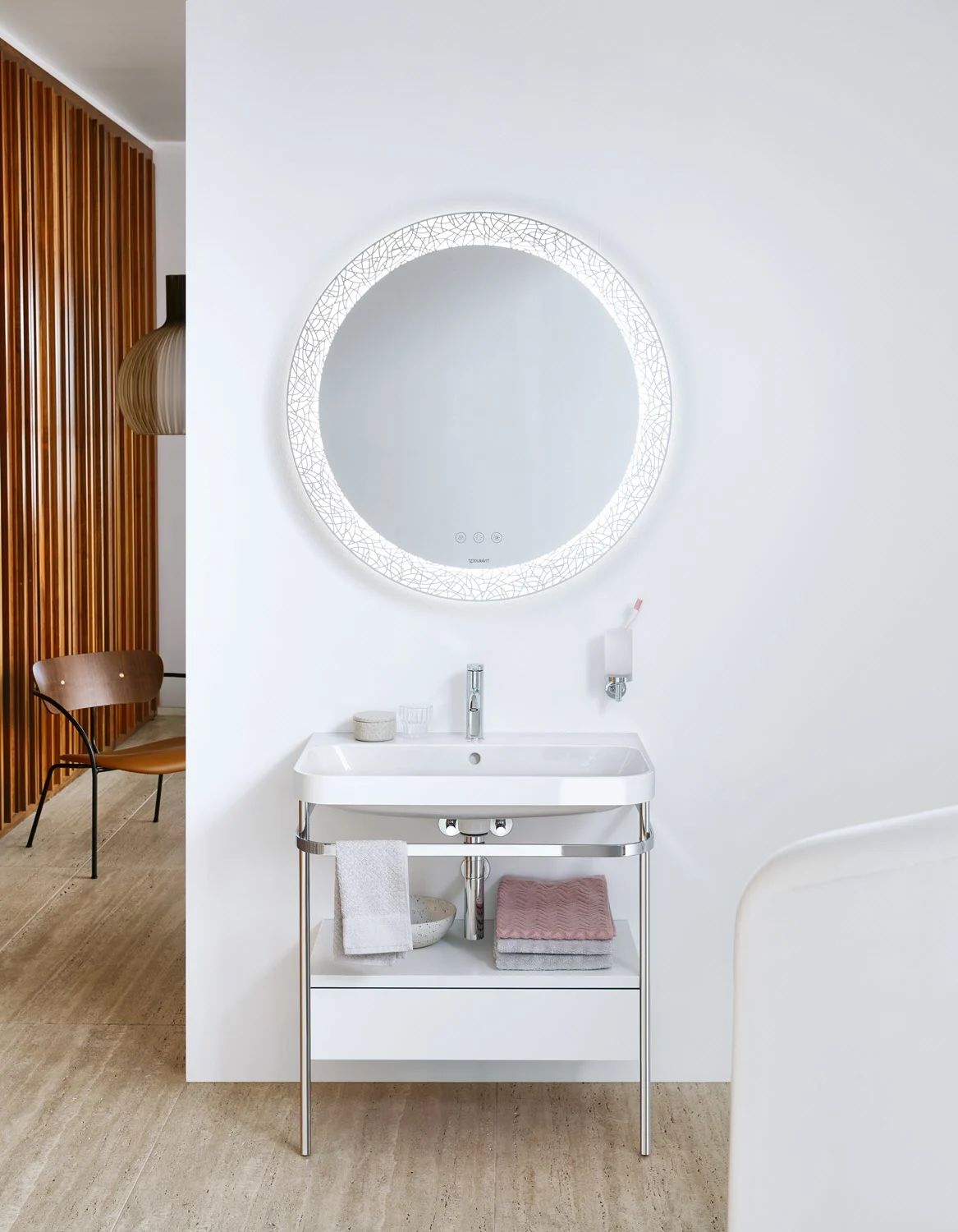 Łazienka z okrągłym lustrem i drewnianymi detalami, Duravit
