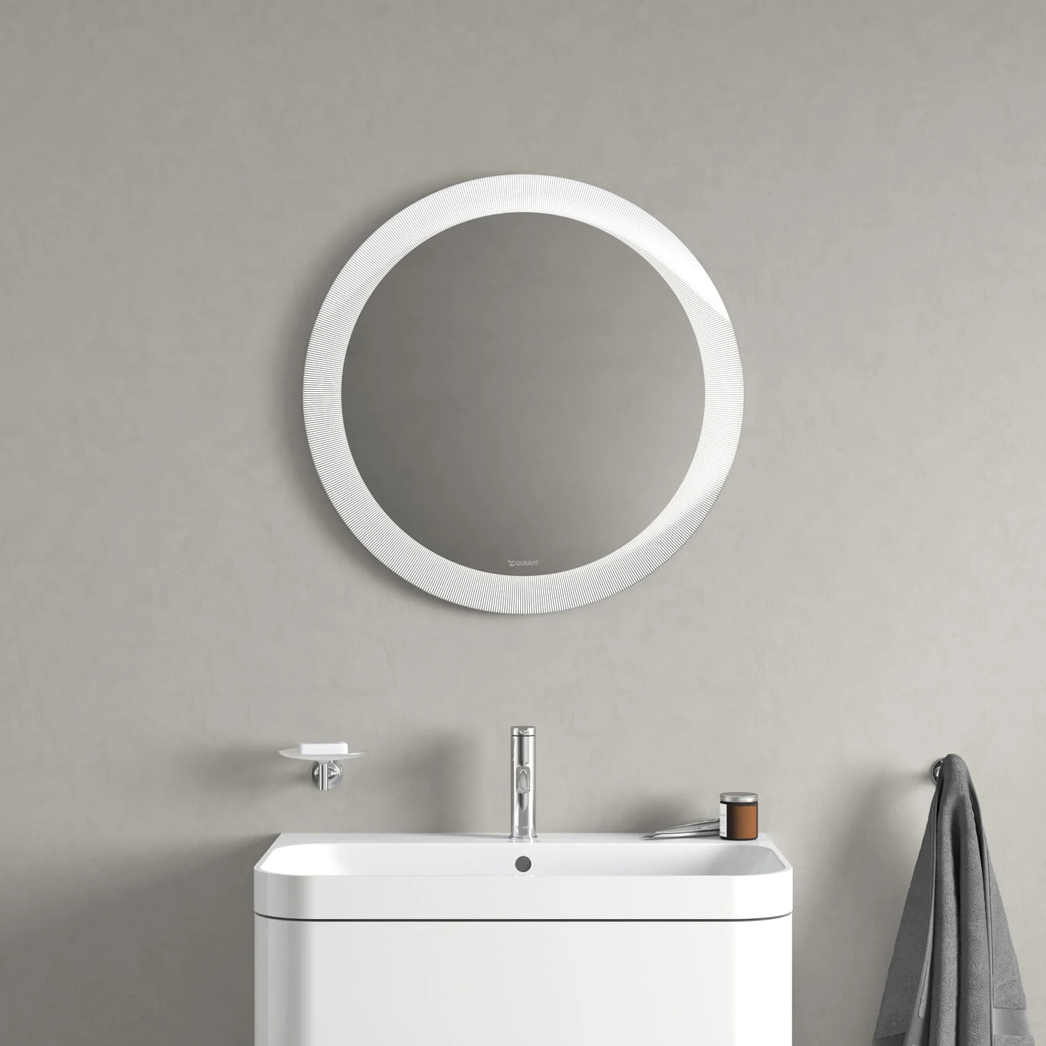 Okrągłe lustro nad umywalką w łazience, Duravit