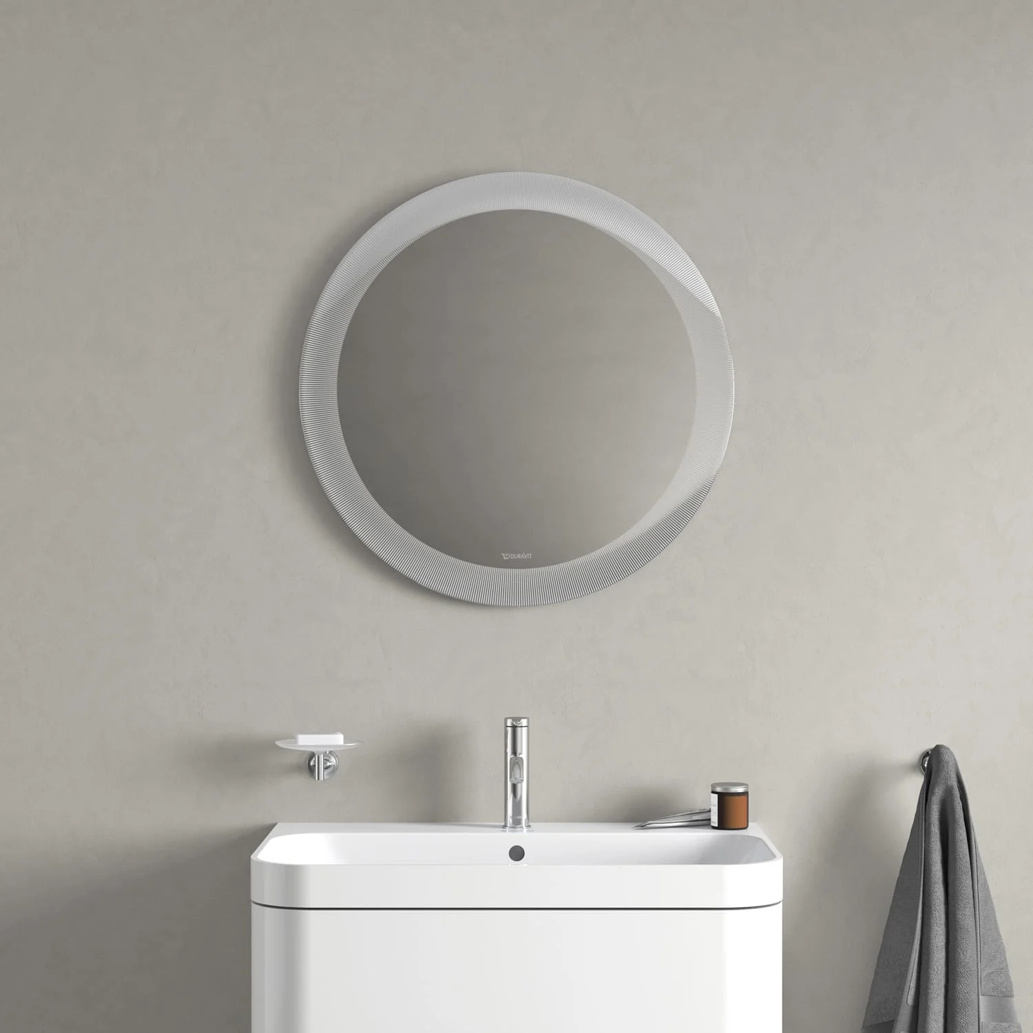 Okrągłe lustro nad umywalką w łazience, Duravit