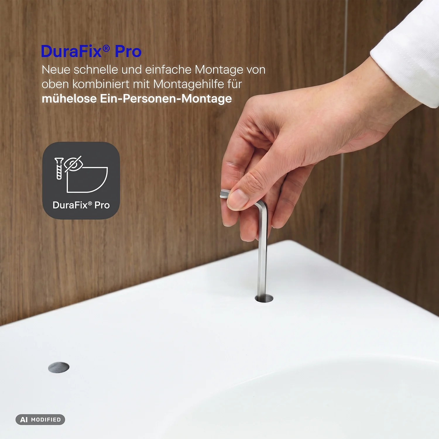Ręka montuje toaletę z systemem DuraFix Pro, Duravit