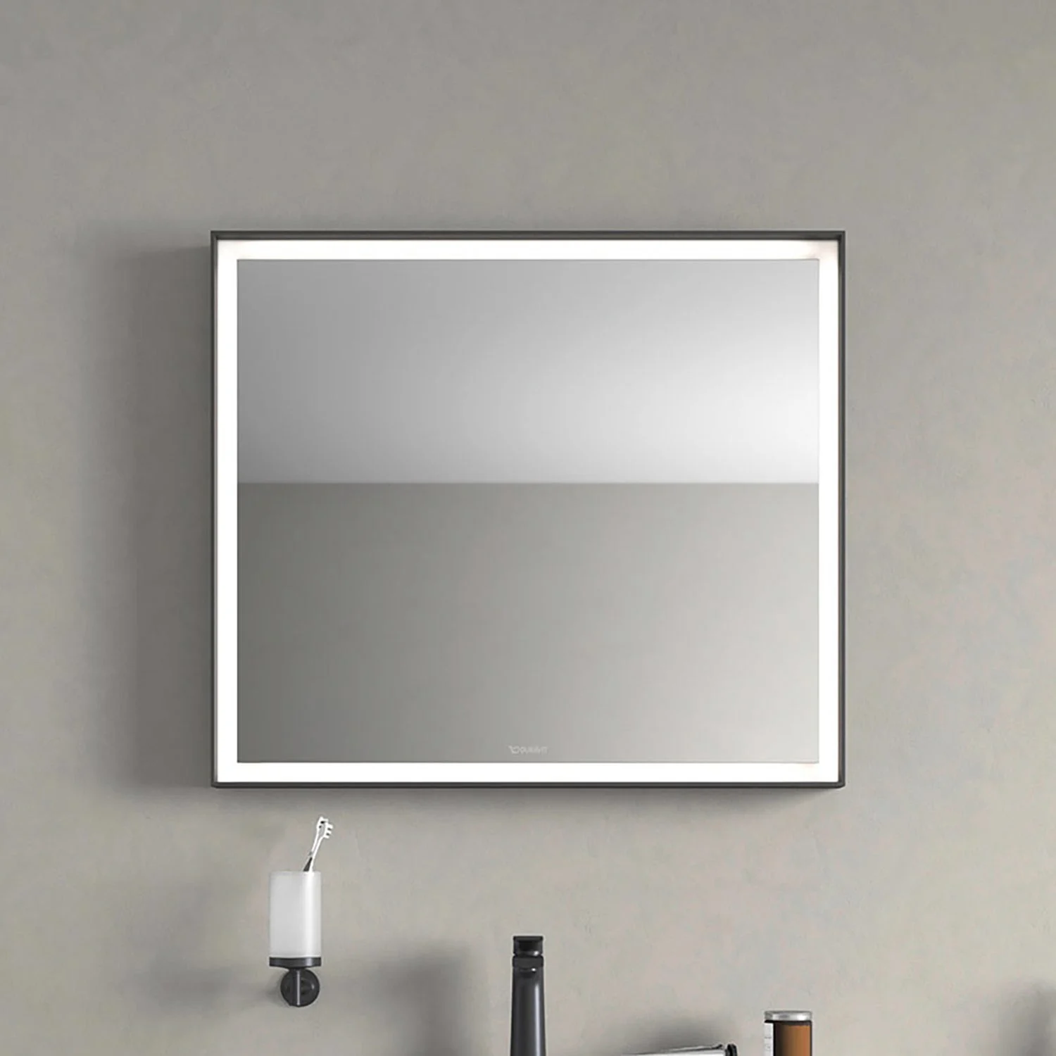 Kwadratowe lustro na ścianie w łazience, Duravit