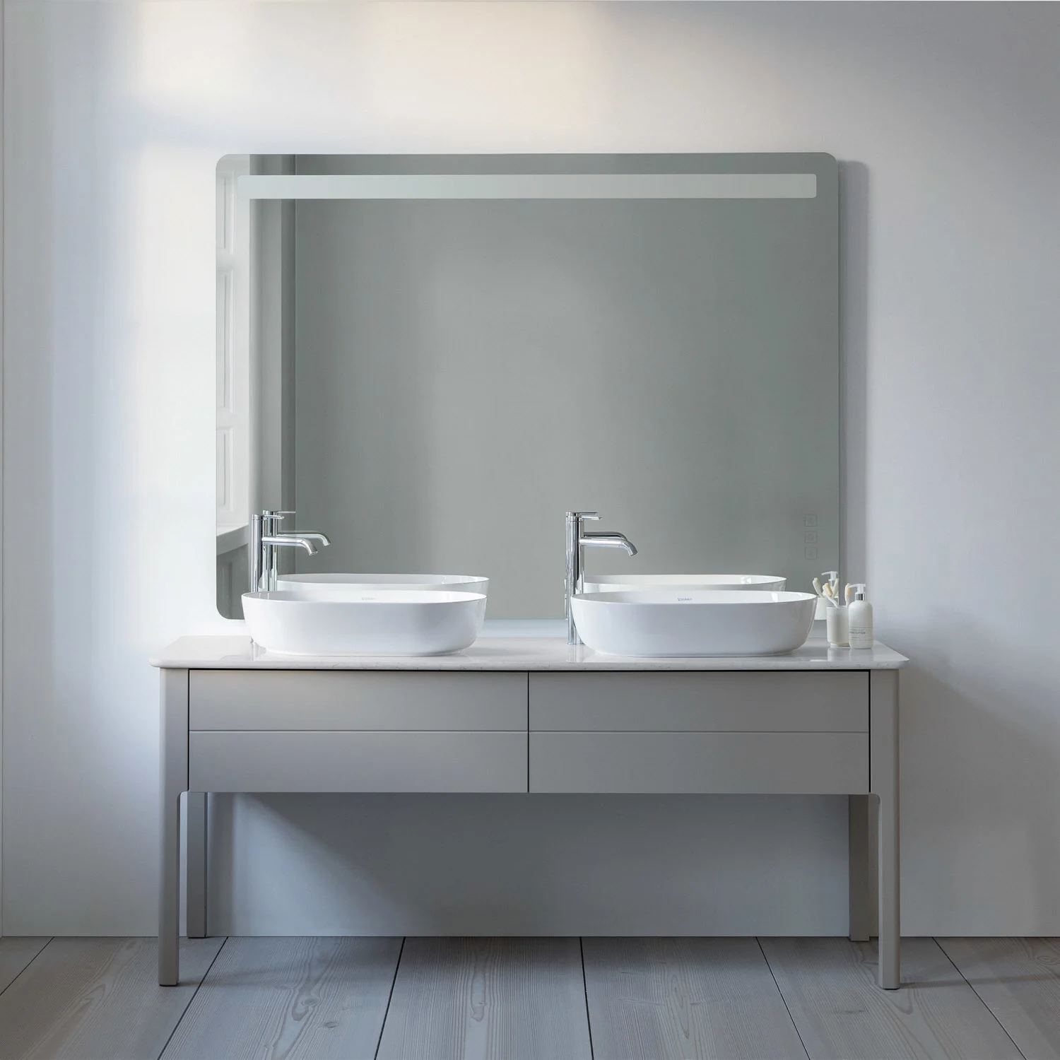 Meble łazienkowe z lustrem i oświetleniem LED, Duravit