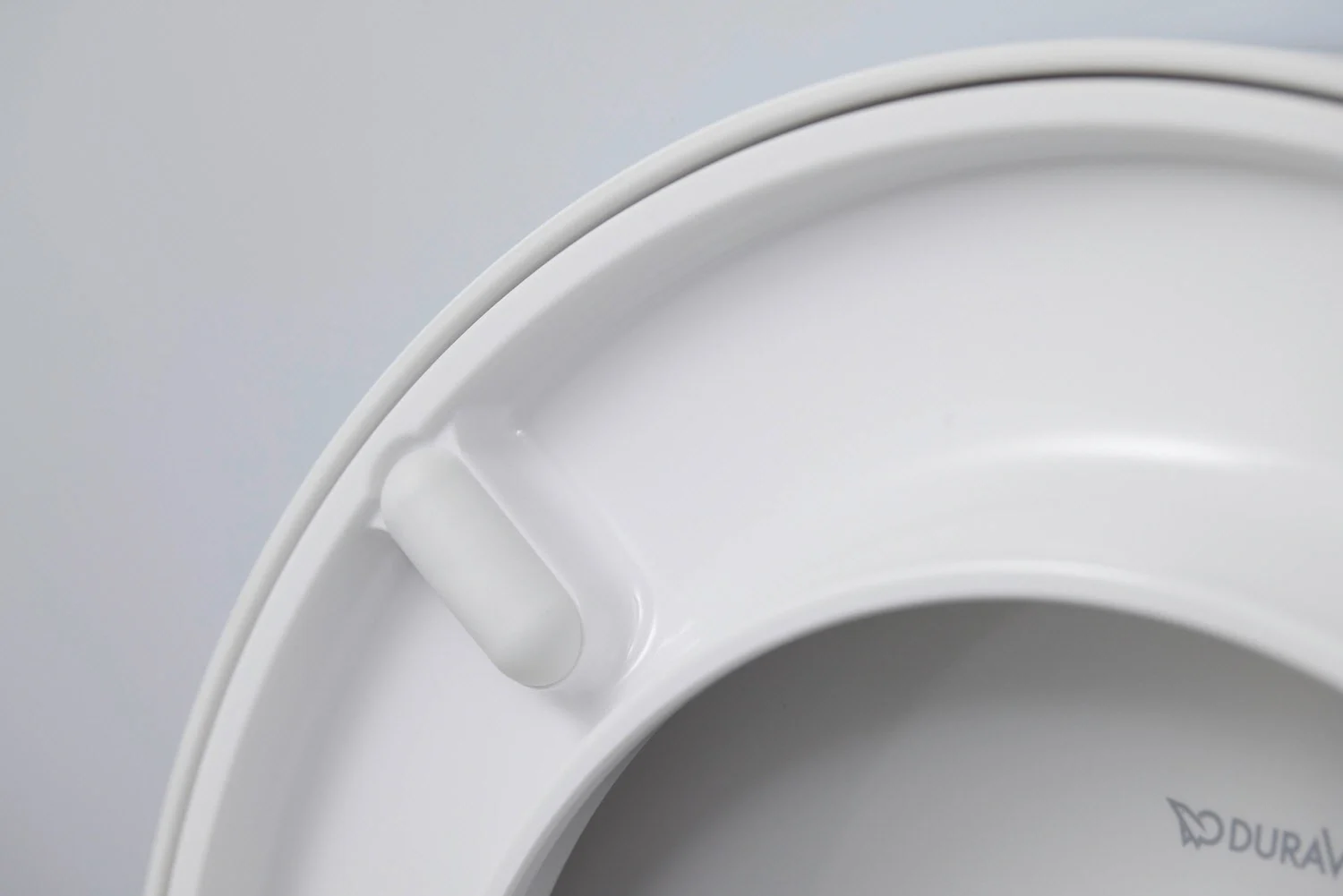 Biała deska sedesowa widok z boku z detalem, Duravit