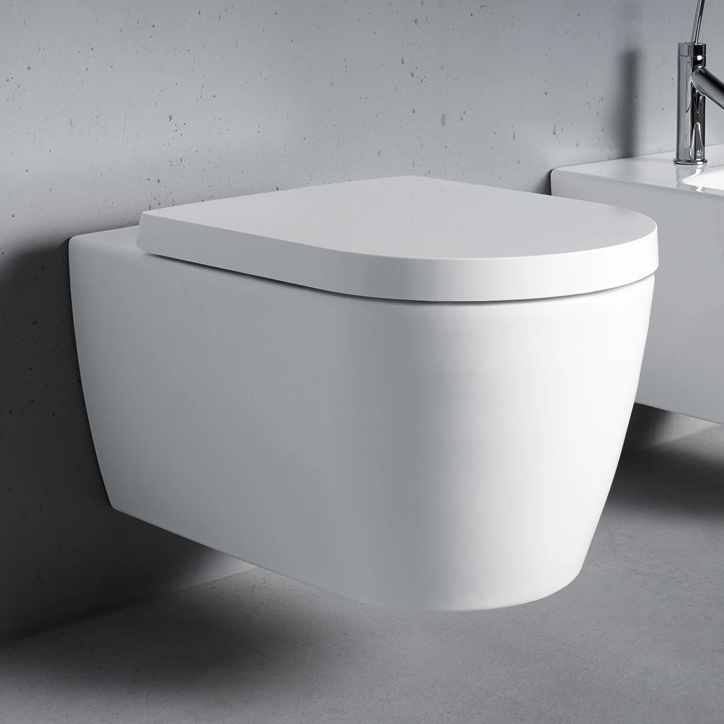 Zbliżenie zamkniętej deski sedesowej w łazience, Duravit