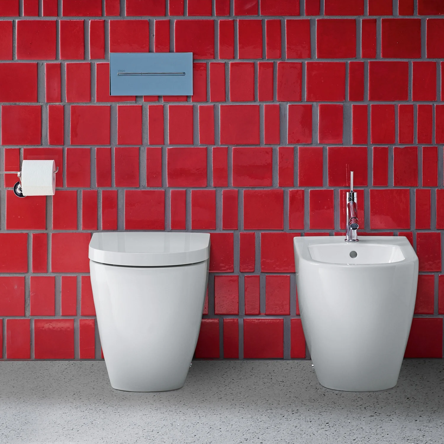 Toaleta i bidet przy czerwonej ścianie z płytek, Duravit