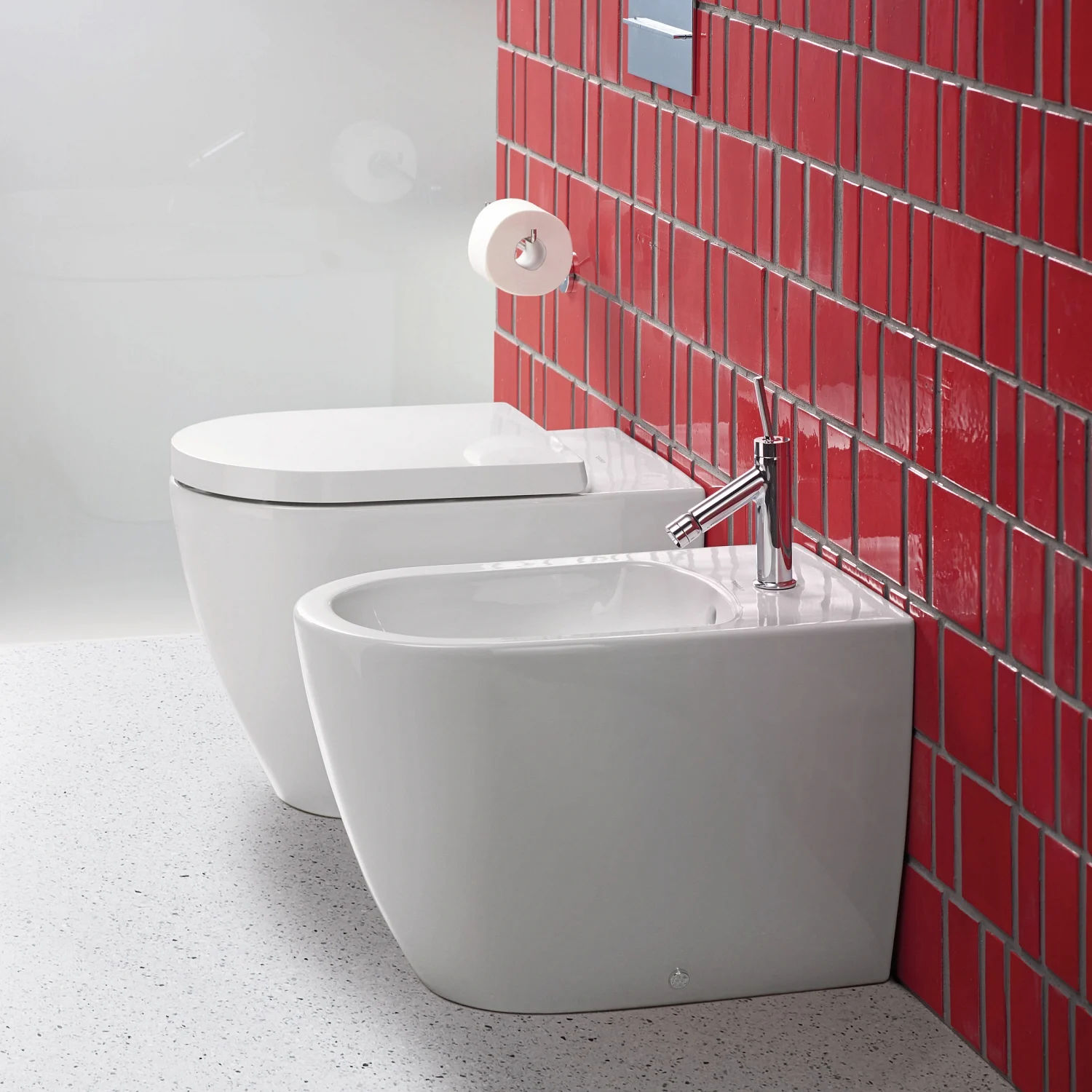 Toaleta i bidet przy czerwonej ścianie z płytek, Duravit
