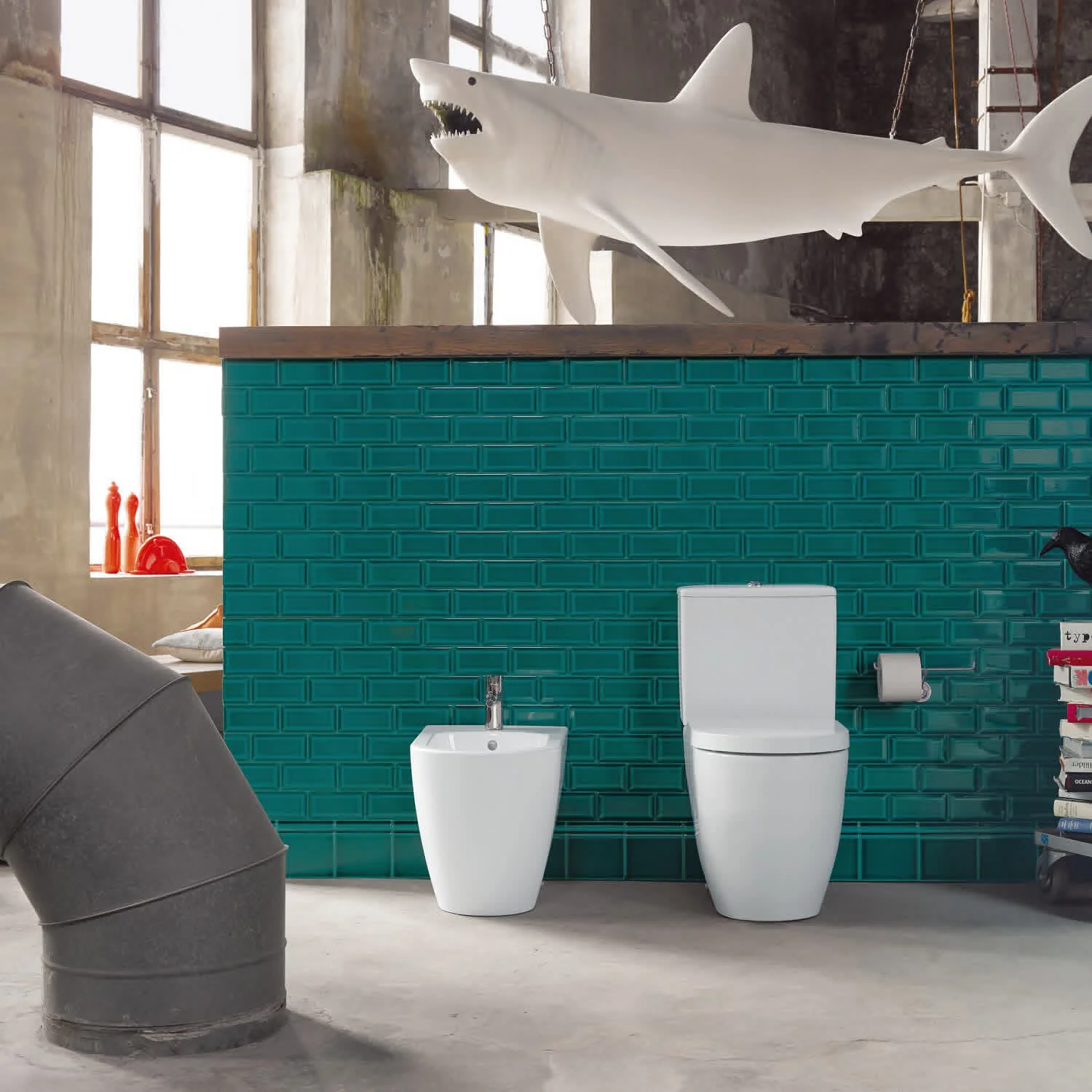 Toaleta i bidet w industrialnej łazience, Duravit