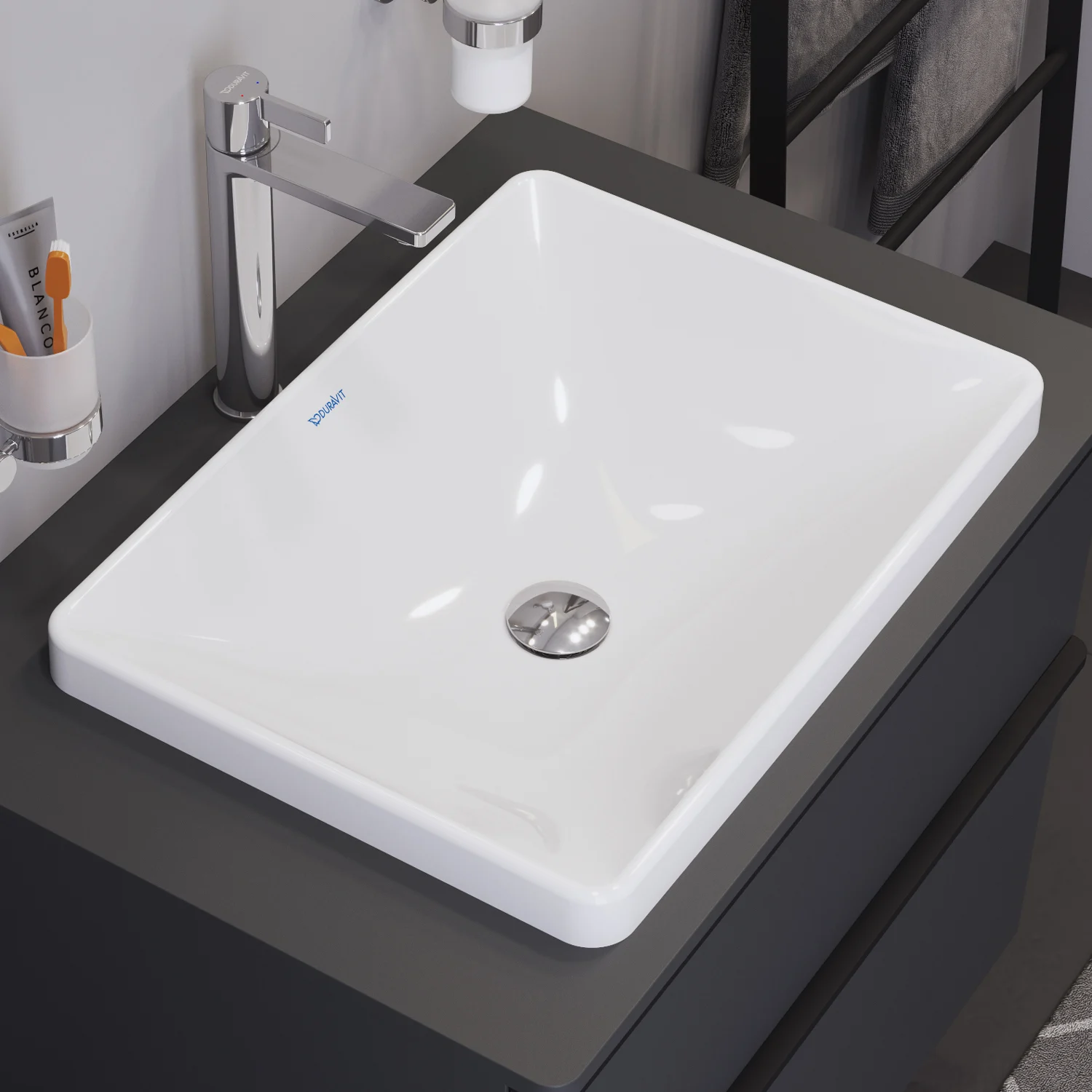 Biała umywalka na ciemnej toaletce, Duravit
