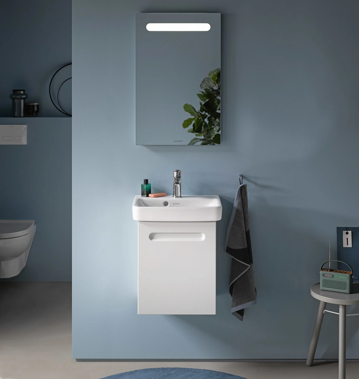 Łazienka z lustrem i umywalką, Duravit