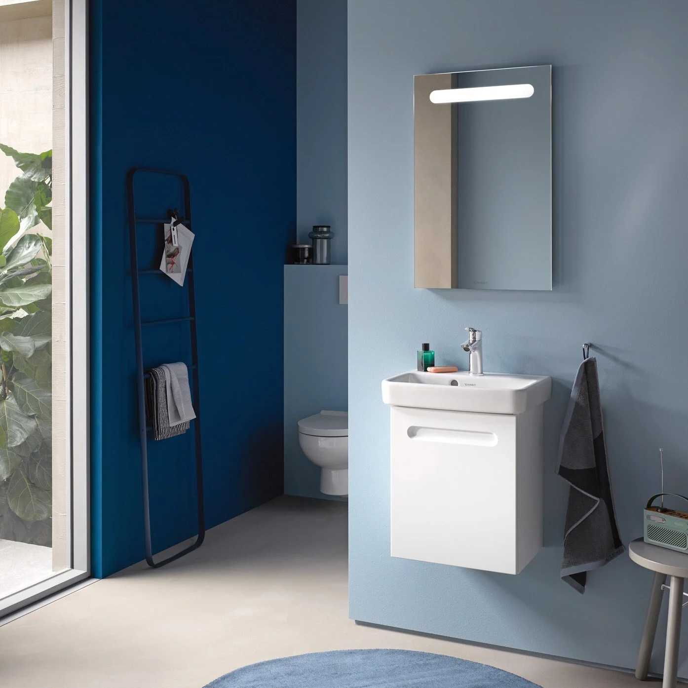 Łazienka z lustrem i umywalką, Duravit
