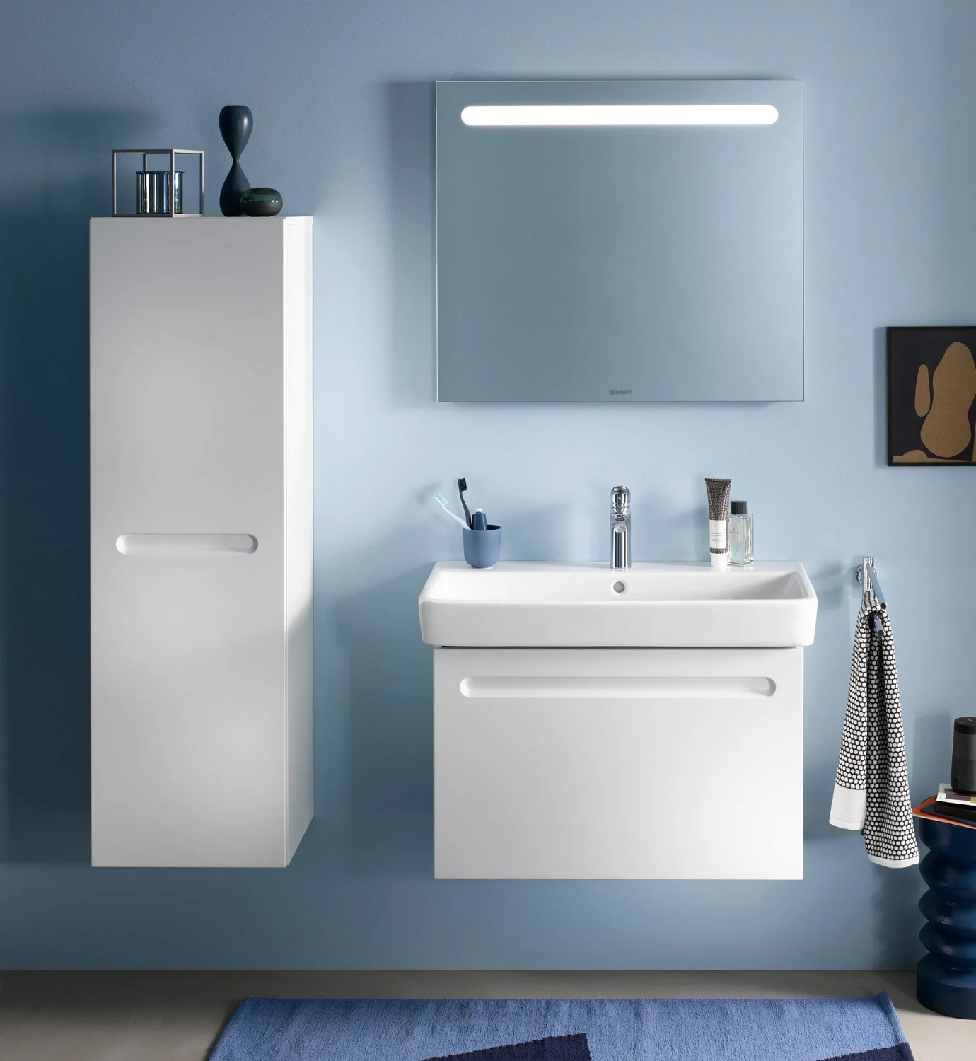 Łazienka z lustrem, umywalką i szafką, Duravit