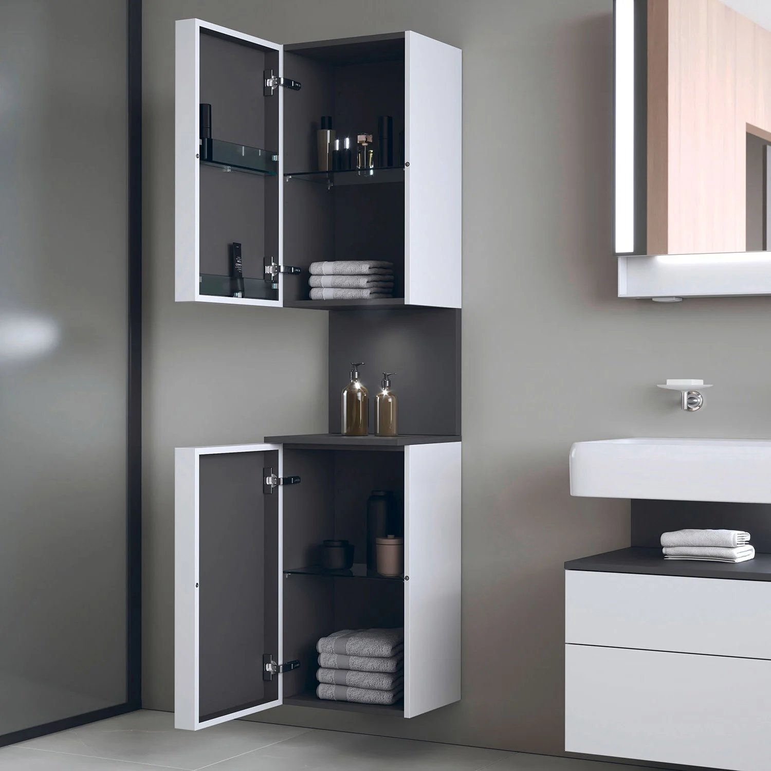 Wysoka szafka w łazience z otwartymi drzwiami, Duravit